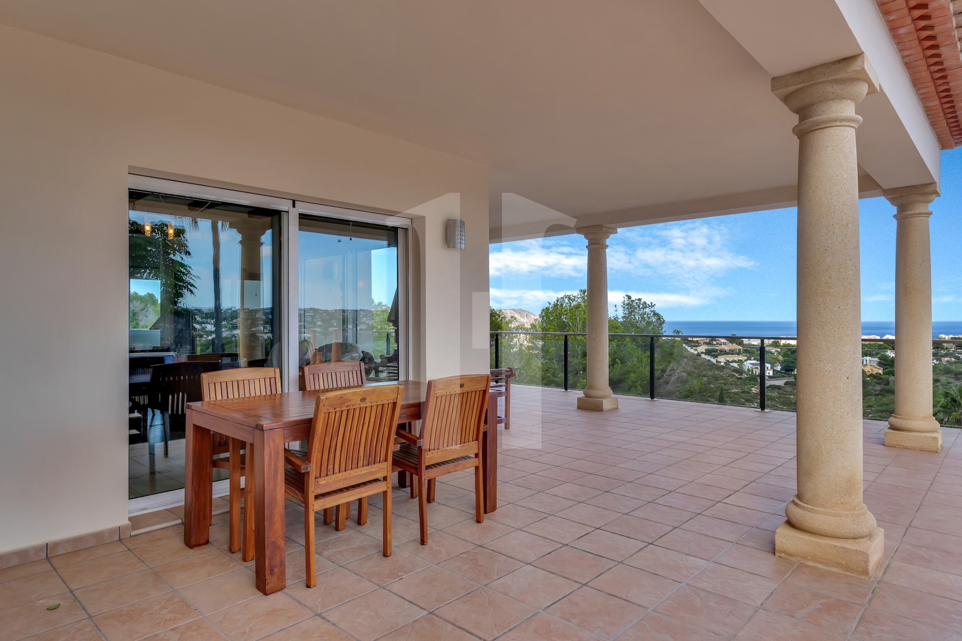 Villa de luxe avec vue imprenable sur la mer à Jávea près de la plage