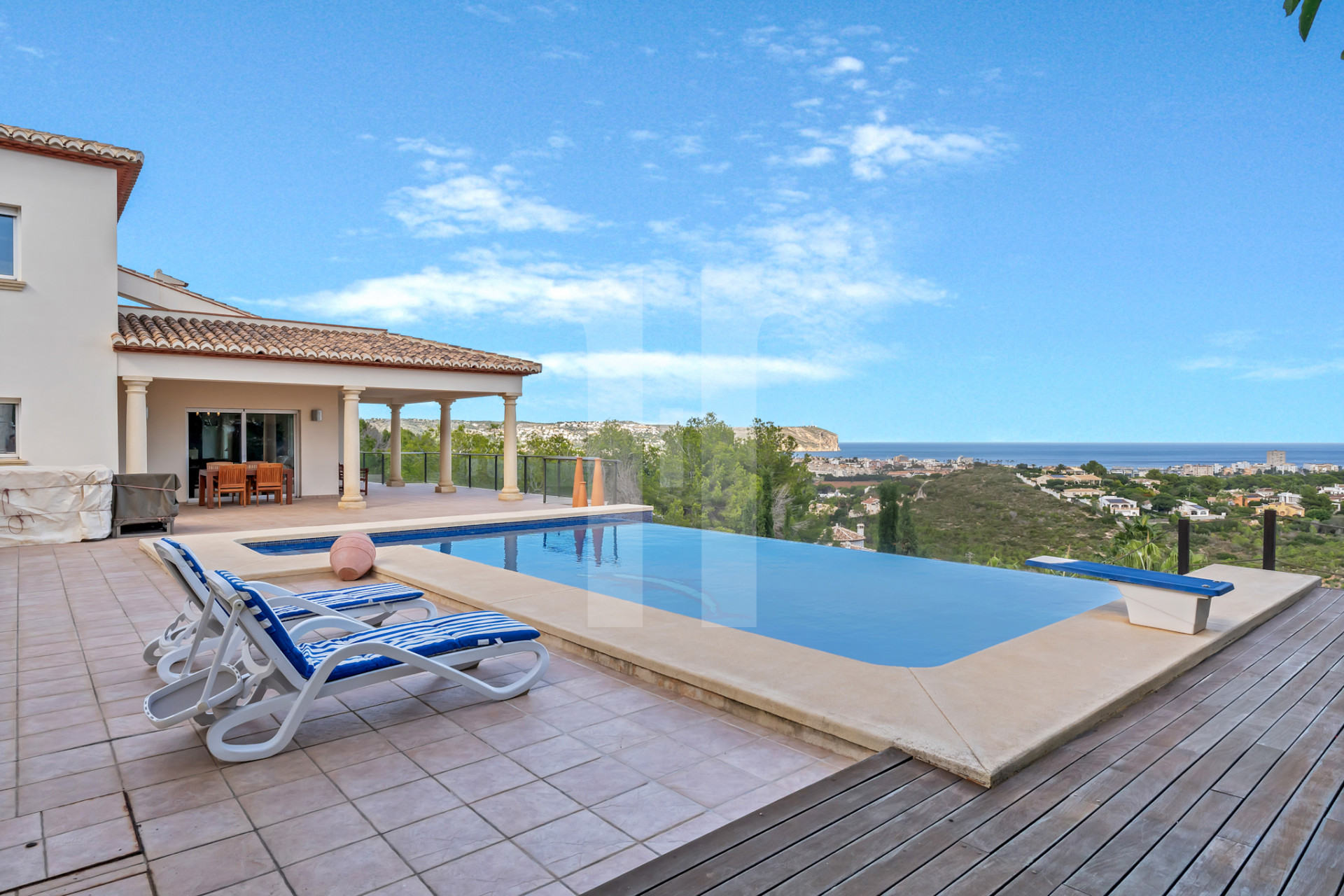 Villa de luxe avec vue imprenable sur la mer à Jávea près de la plage