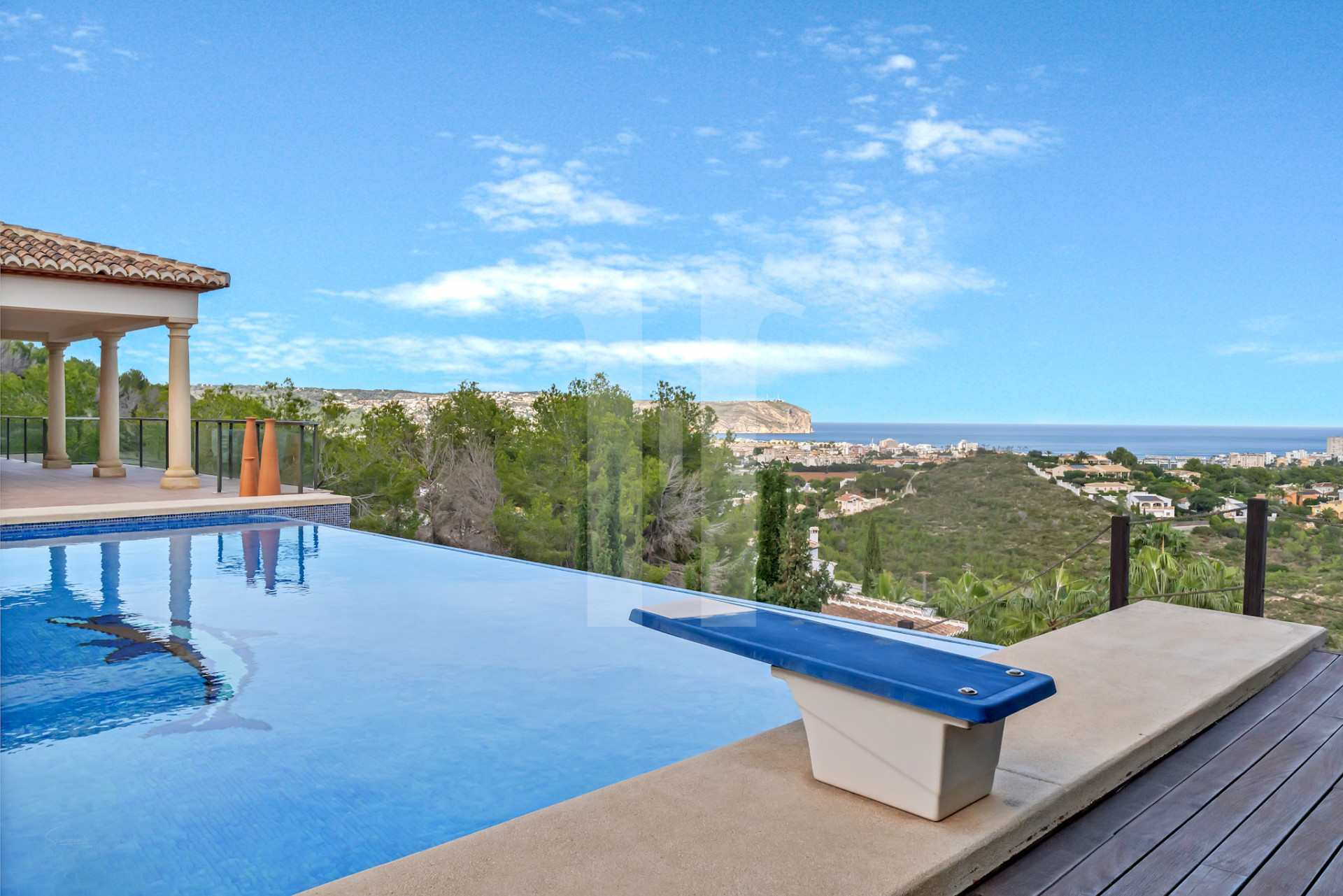 Villa de luxe avec vue imprenable sur la mer à Jávea près de la plage