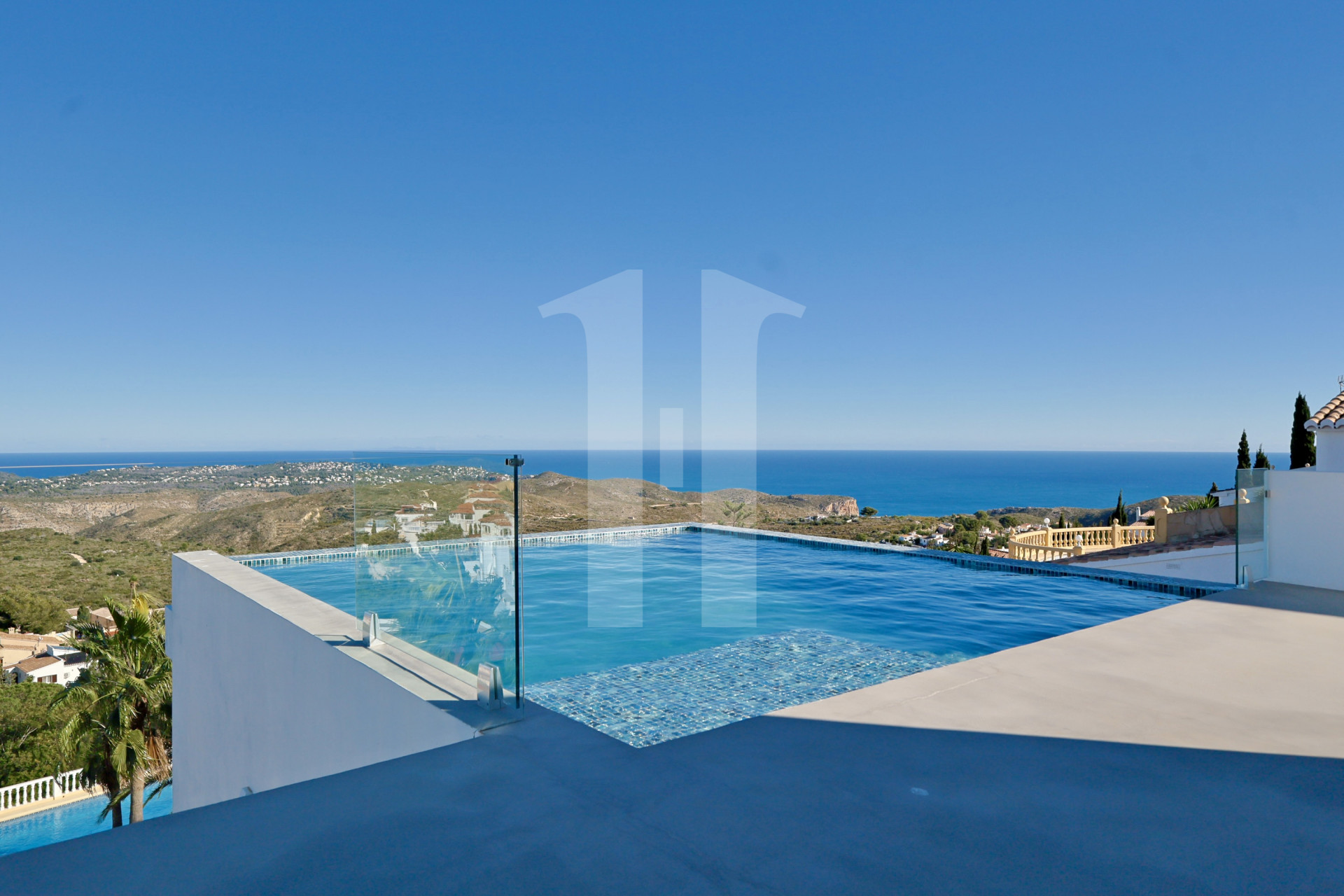 alquilar en Jávea Villa de lujo de estilo mediterráneo completamente reformada con espectaculares vistas al mar en Cumbres del Sol