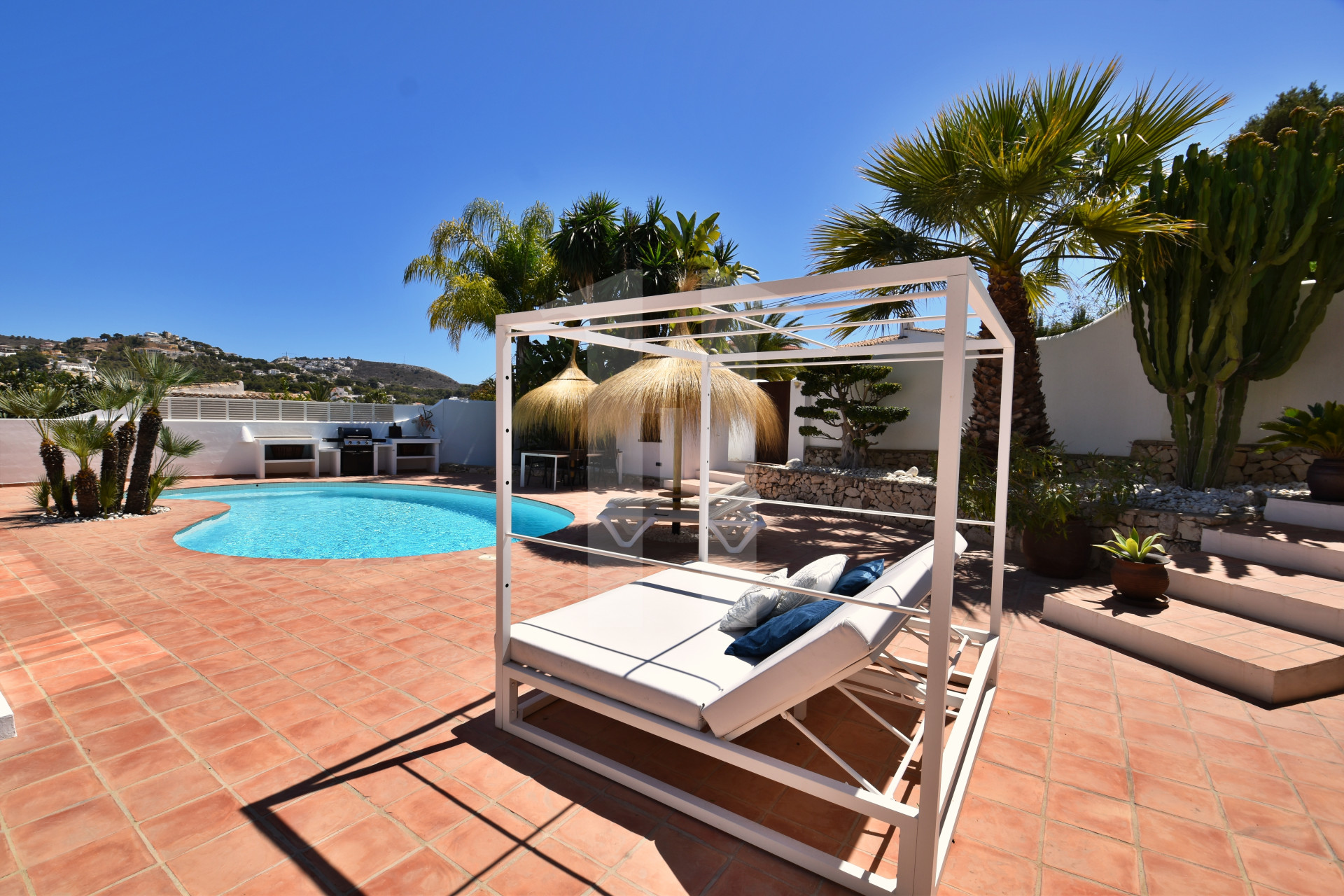 Villa te koop in Moraira, gerenoveerd met een eigentijdse uitstraling