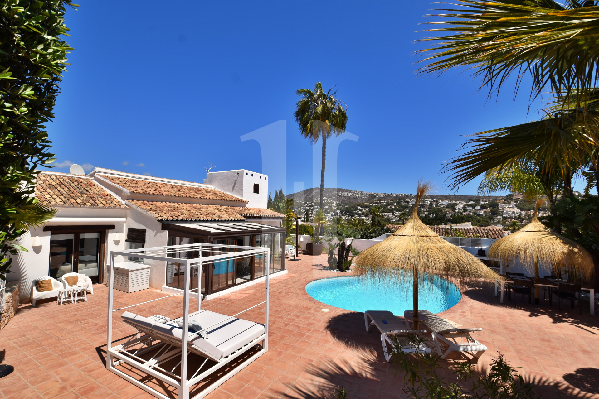 Villa te koop in Moraira, gerenoveerd met een eigentijdse uitstraling