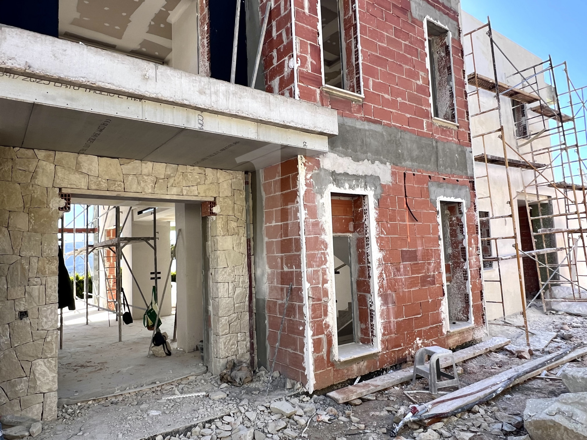Nieuwbouw villa onder constructie in de urbanisatie El Montgo, Javea