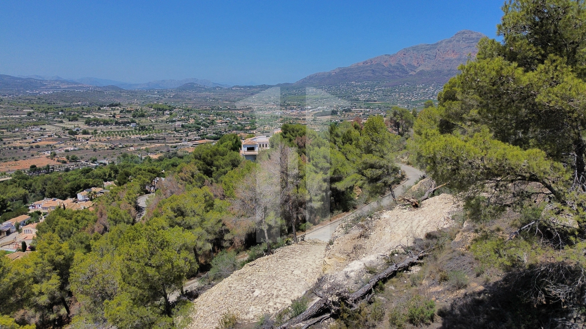 Bouwgrond te koop met project en vergunning in Javea