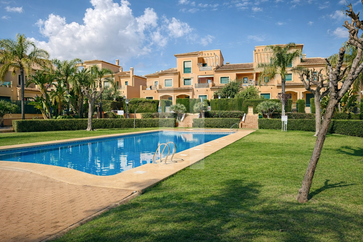 alquilar en Jávea Ático Dúplex con Amplias Terrazas y Garaje Doble en el Puerto de Jávea