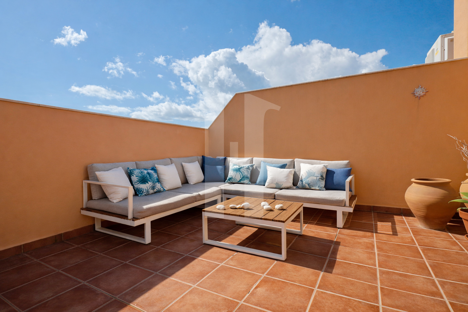 alquilar en Jávea Ático Dúplex con Amplias Terrazas y Garaje Doble en el Puerto de Jávea