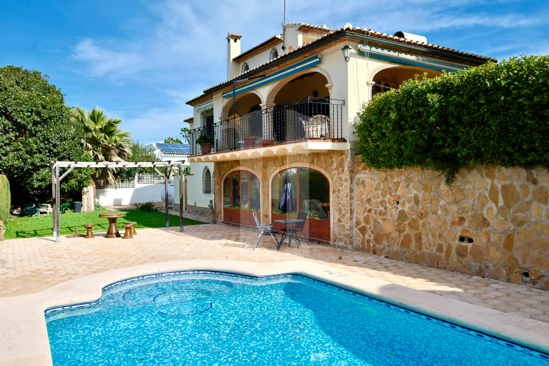 alquilar en Jávea Exclusiva Villa con Apartamento Independiente y Vistas al Golf en Jávea