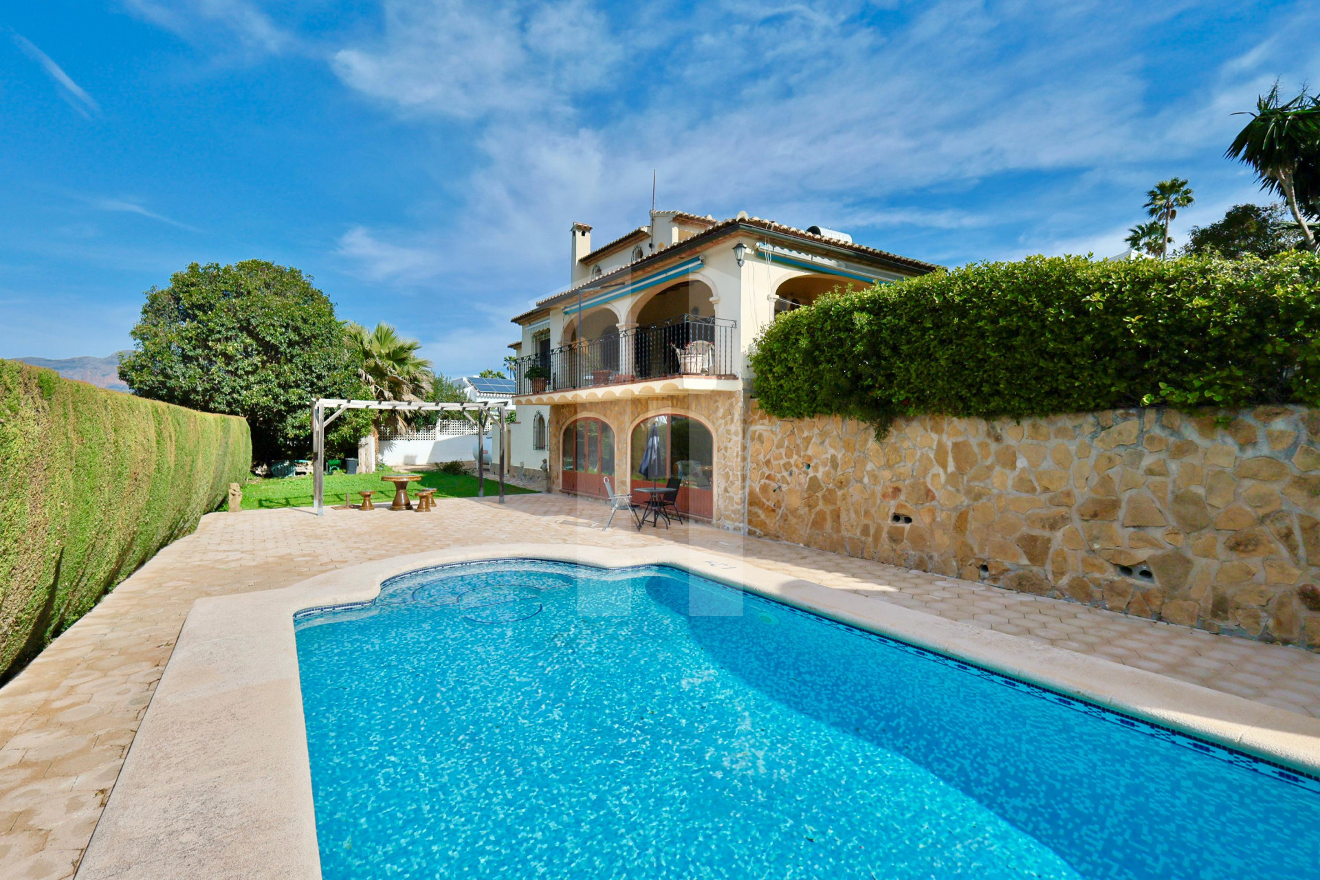 alquilar en Jávea Exclusiva Villa con Apartamento Independiente y Vistas al Golf en Jávea