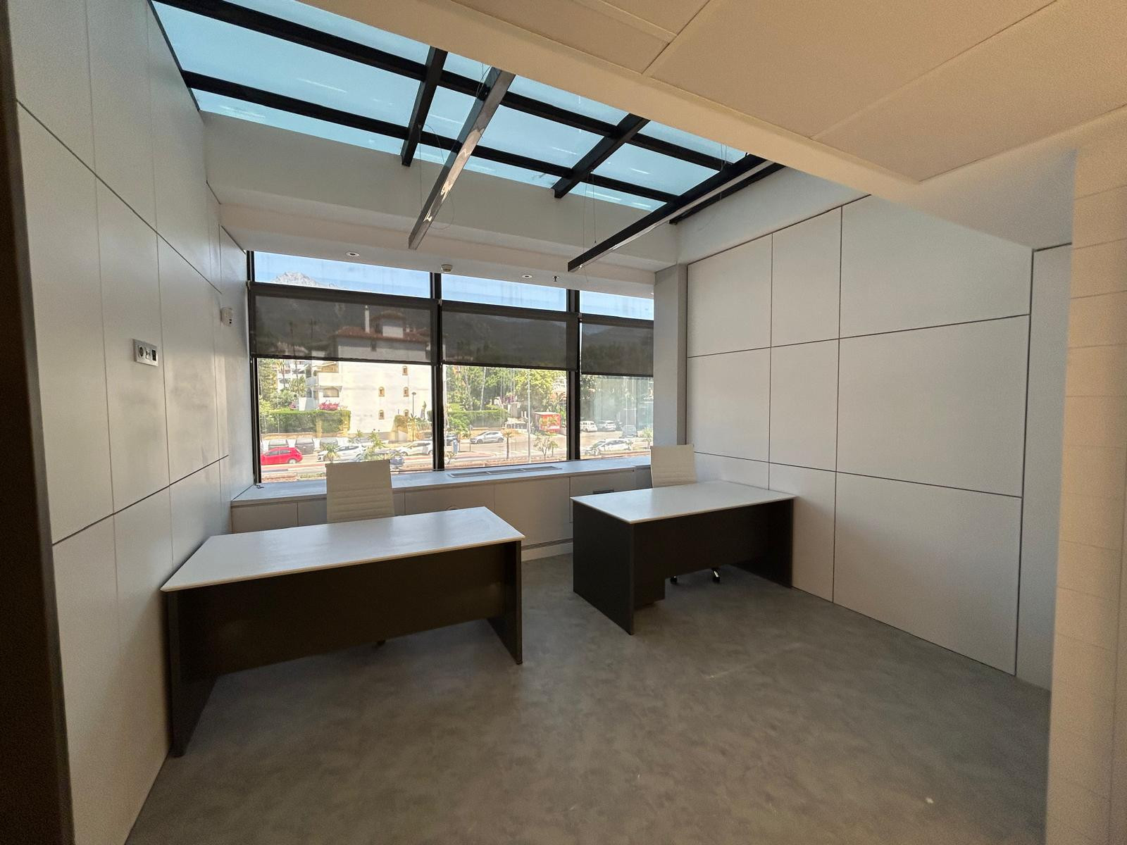 Office with open views in the heart of the Golden Mile