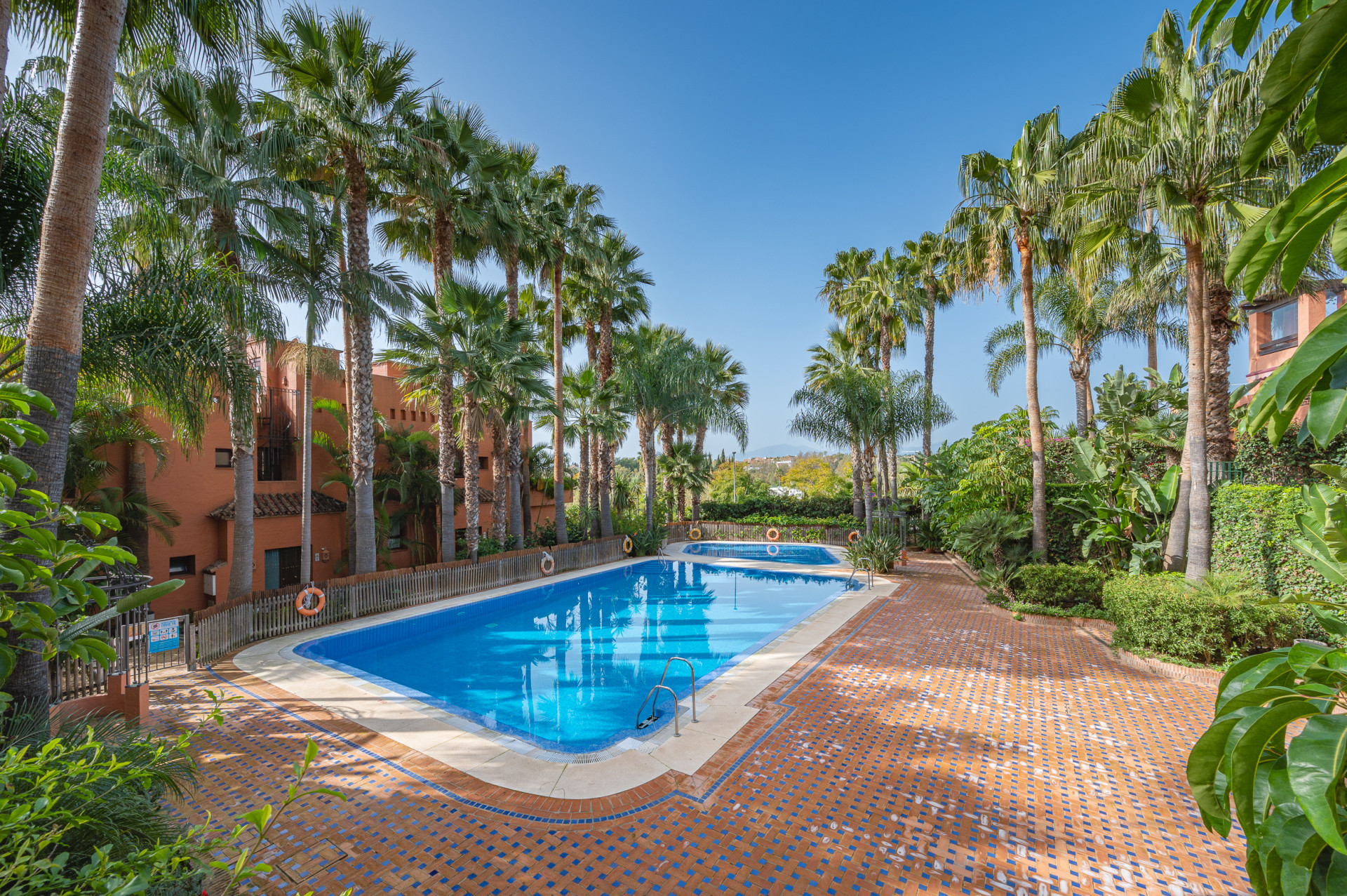 Elegant Fully Renovated Townhouse in Altos de Puente Romano, Marbella’s Prestigious Golden Mile
