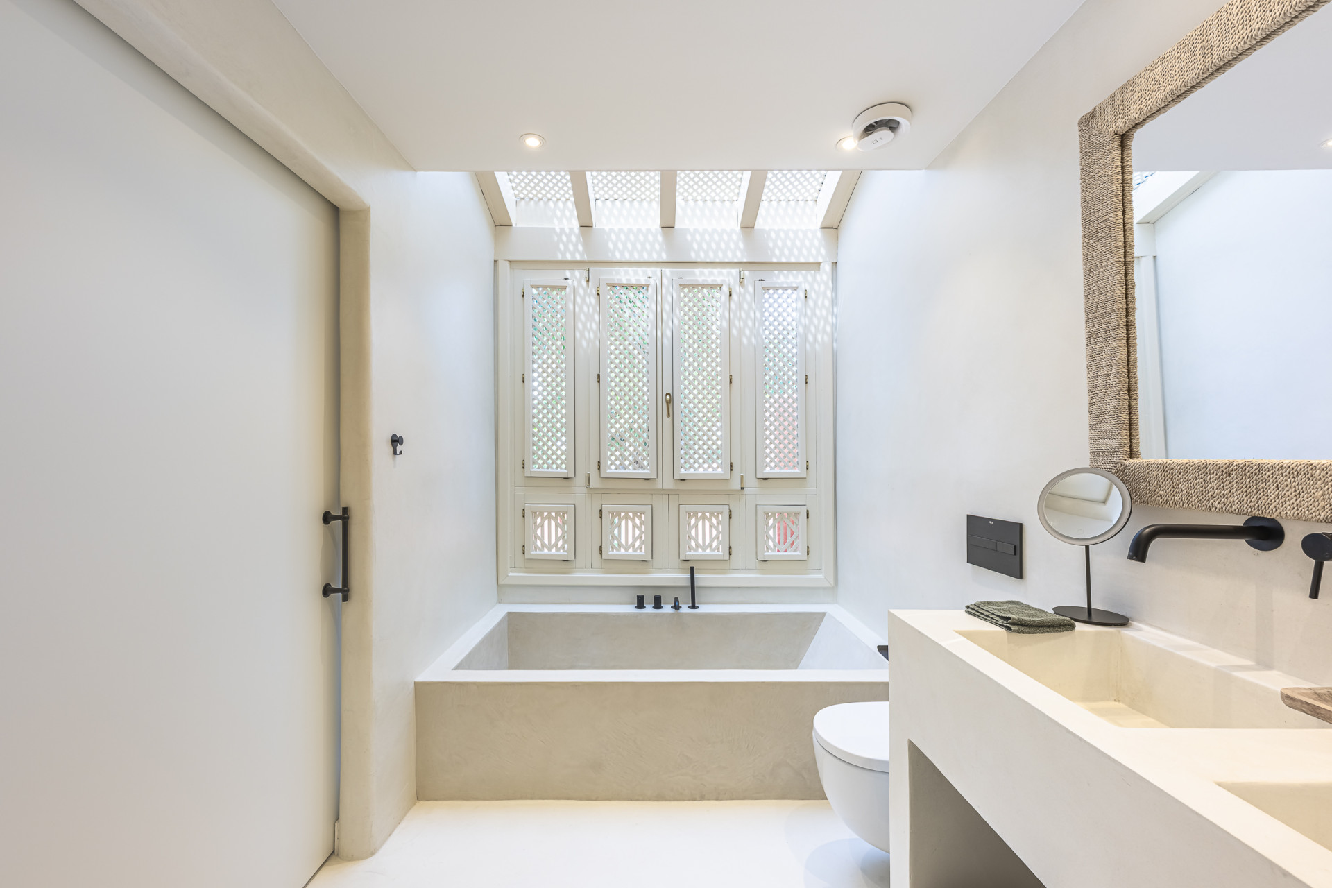 Elegant Fully Renovated Townhouse in Altos de Puente Romano, Marbella’s Prestigious Golden Mile