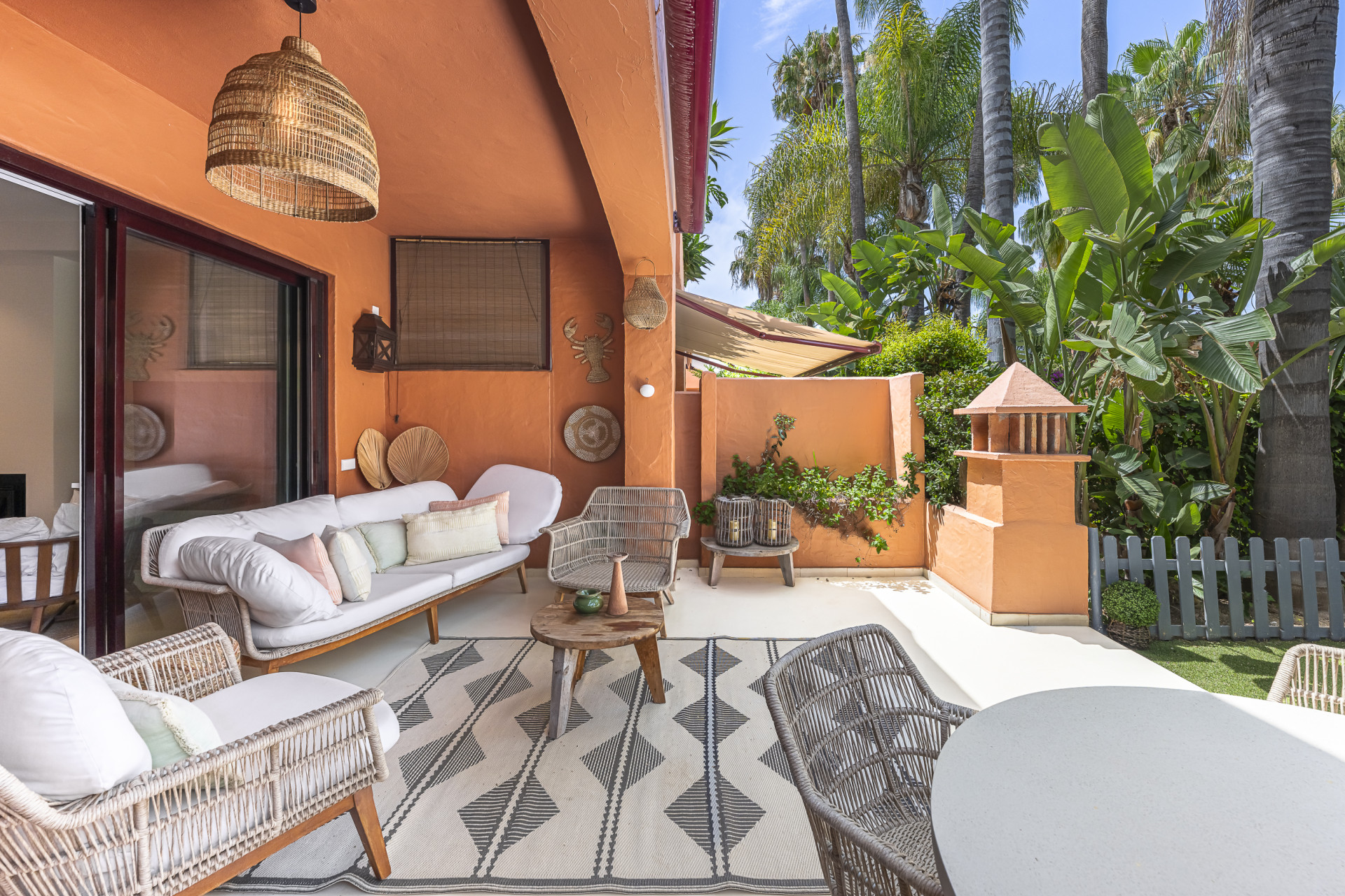 Elegant Fully Renovated Townhouse in Altos de Puente Romano, Marbella’s Prestigious Golden Mile