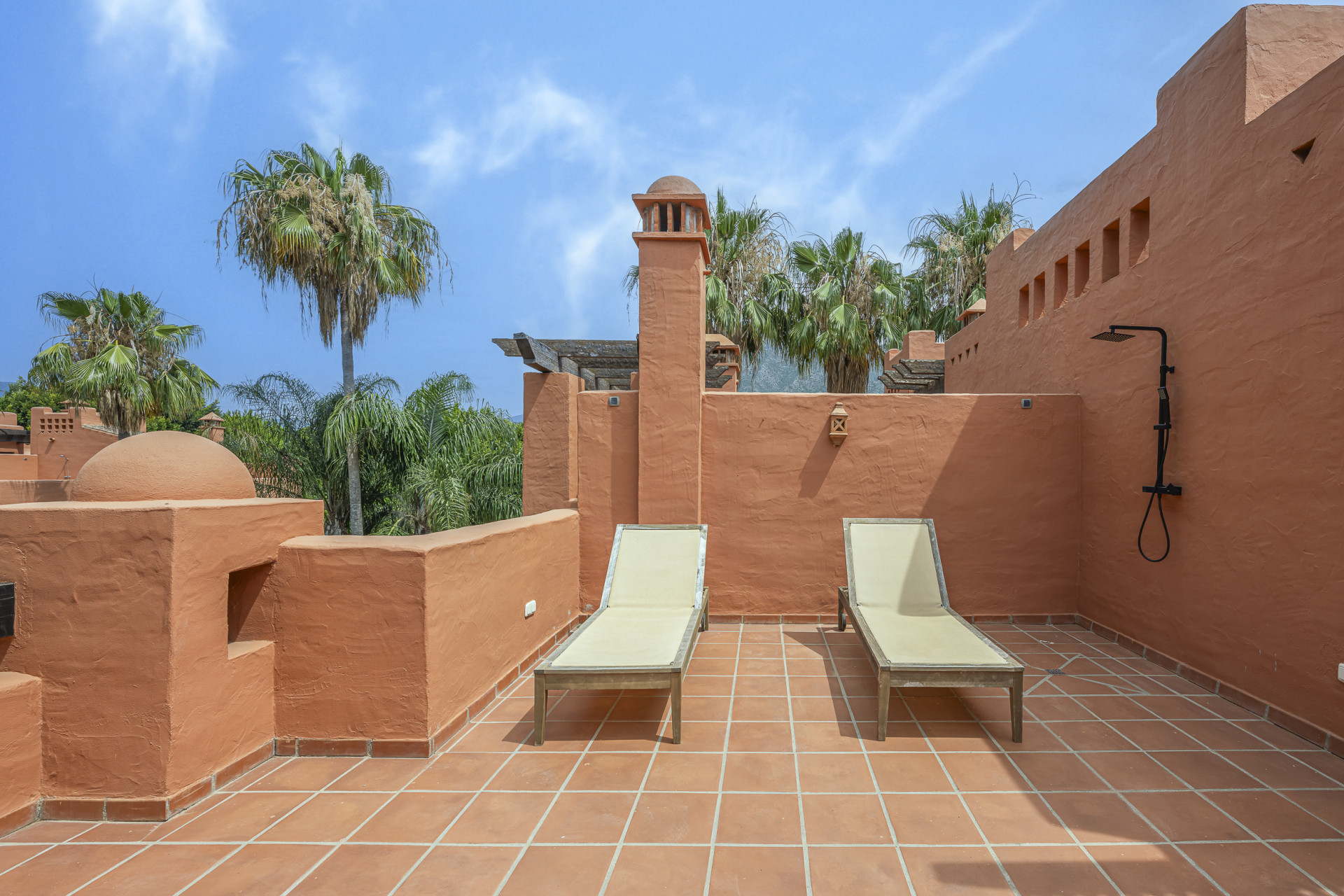 Elegant Fully Renovated Townhouse in Altos de Puente Romano, Marbella’s Prestigious Golden Mile