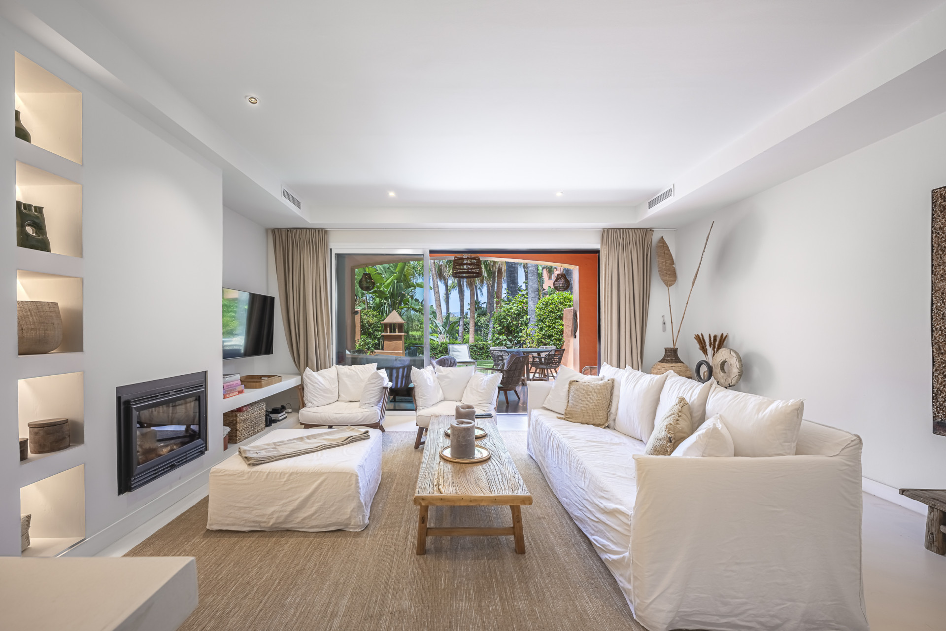 Elegant Fully Renovated Townhouse in Altos de Puente Romano, Marbella’s Prestigious Golden Mile