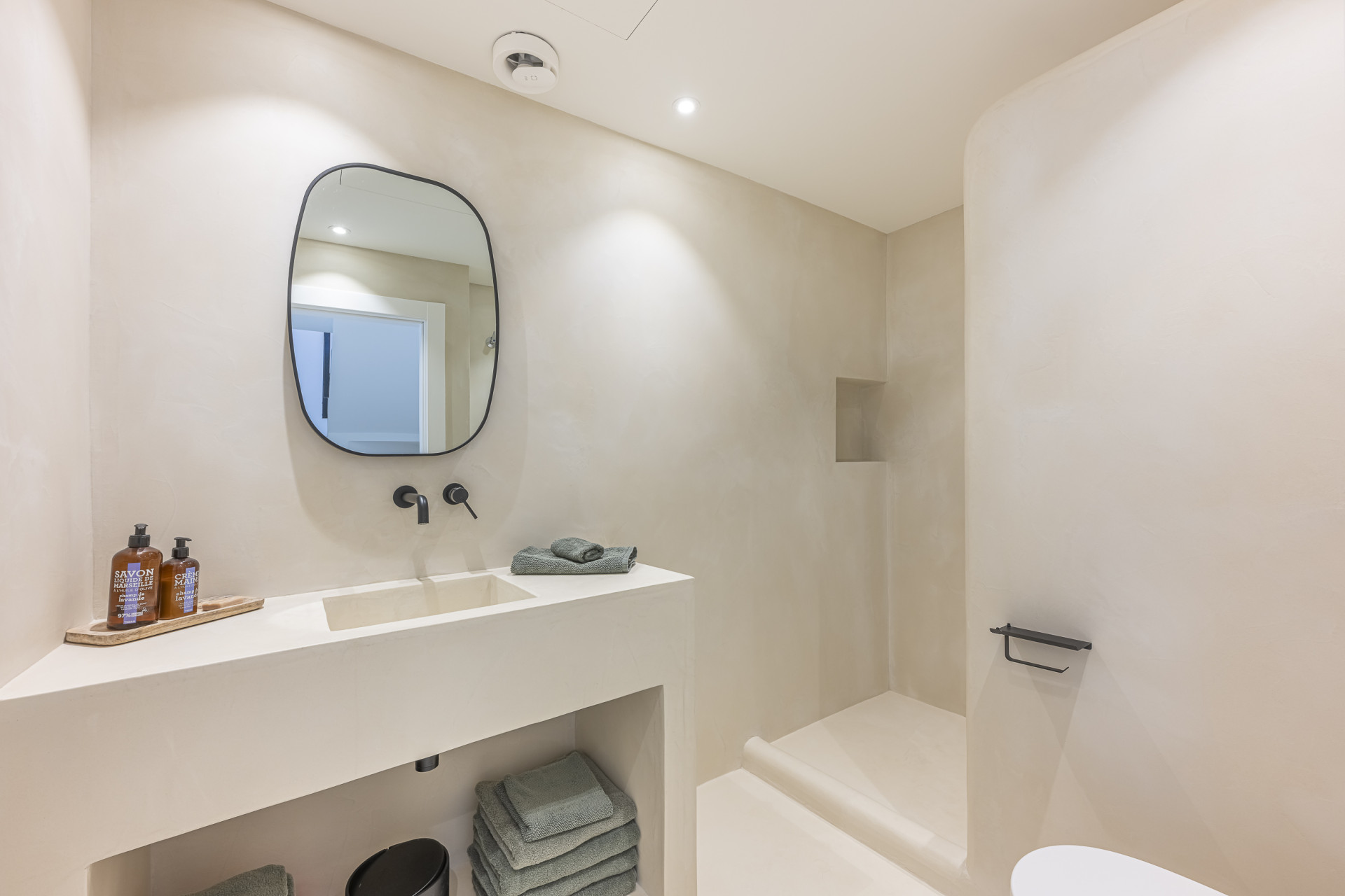 Elegant Fully Renovated Townhouse in Altos de Puente Romano, Marbella’s Prestigious Golden Mile