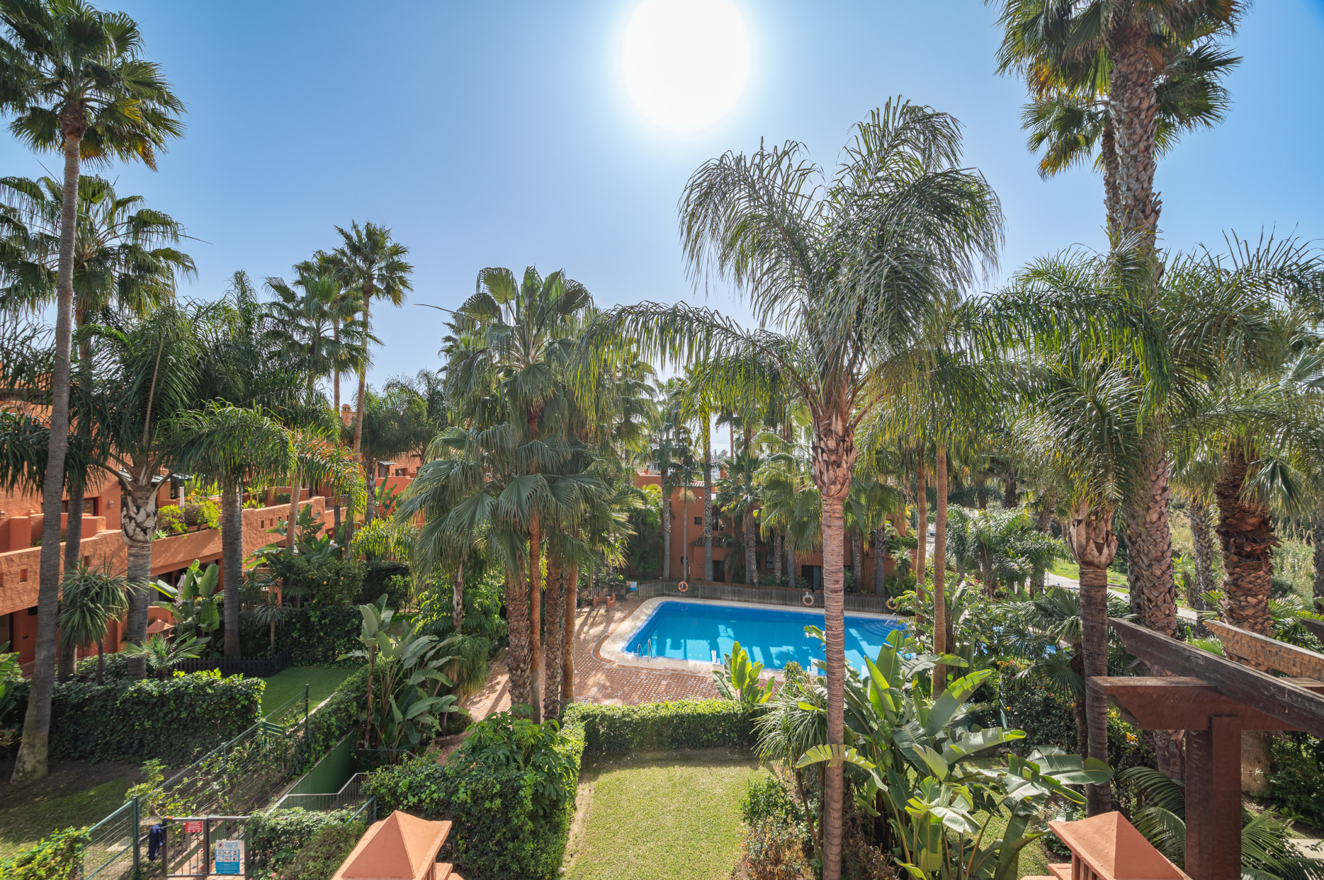 Elegant Fully Renovated Townhouse in Altos de Puente Romano, Marbella’s Prestigious Golden Mile
