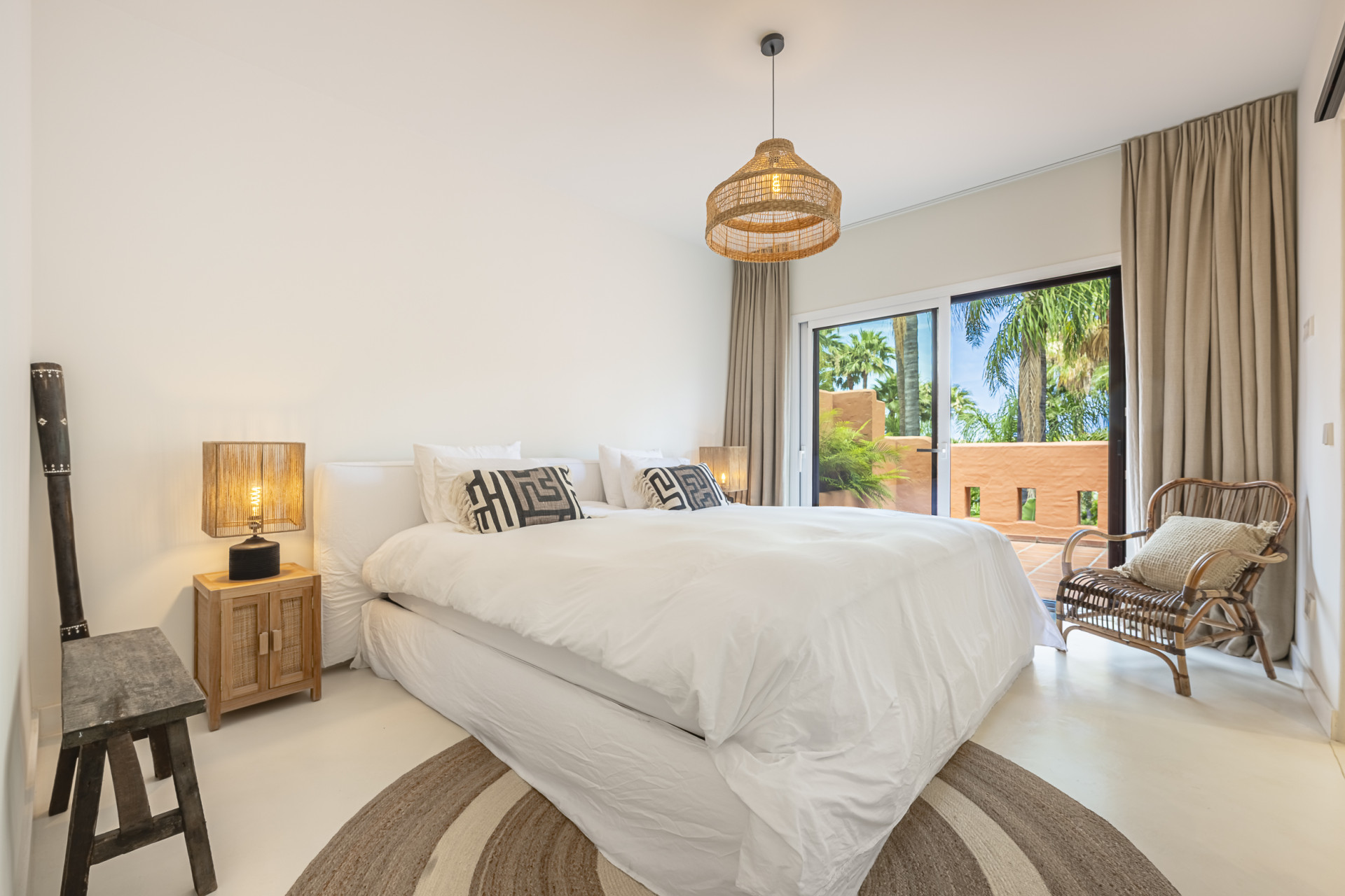 Elegant Fully Renovated Townhouse in Altos de Puente Romano, Marbella’s Prestigious Golden Mile