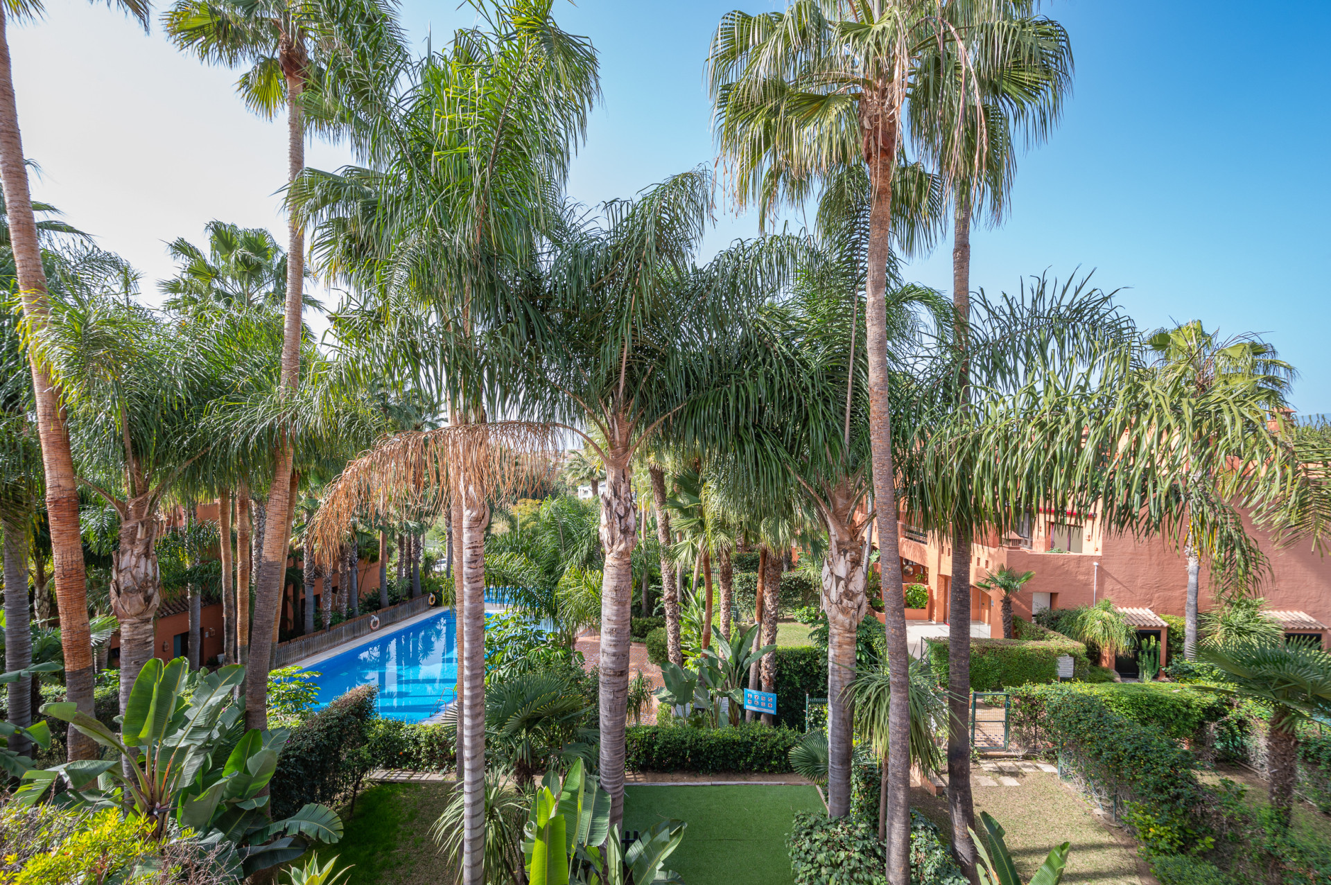 Elegant Fully Renovated Townhouse in Altos de Puente Romano, Marbella’s Prestigious Golden Mile