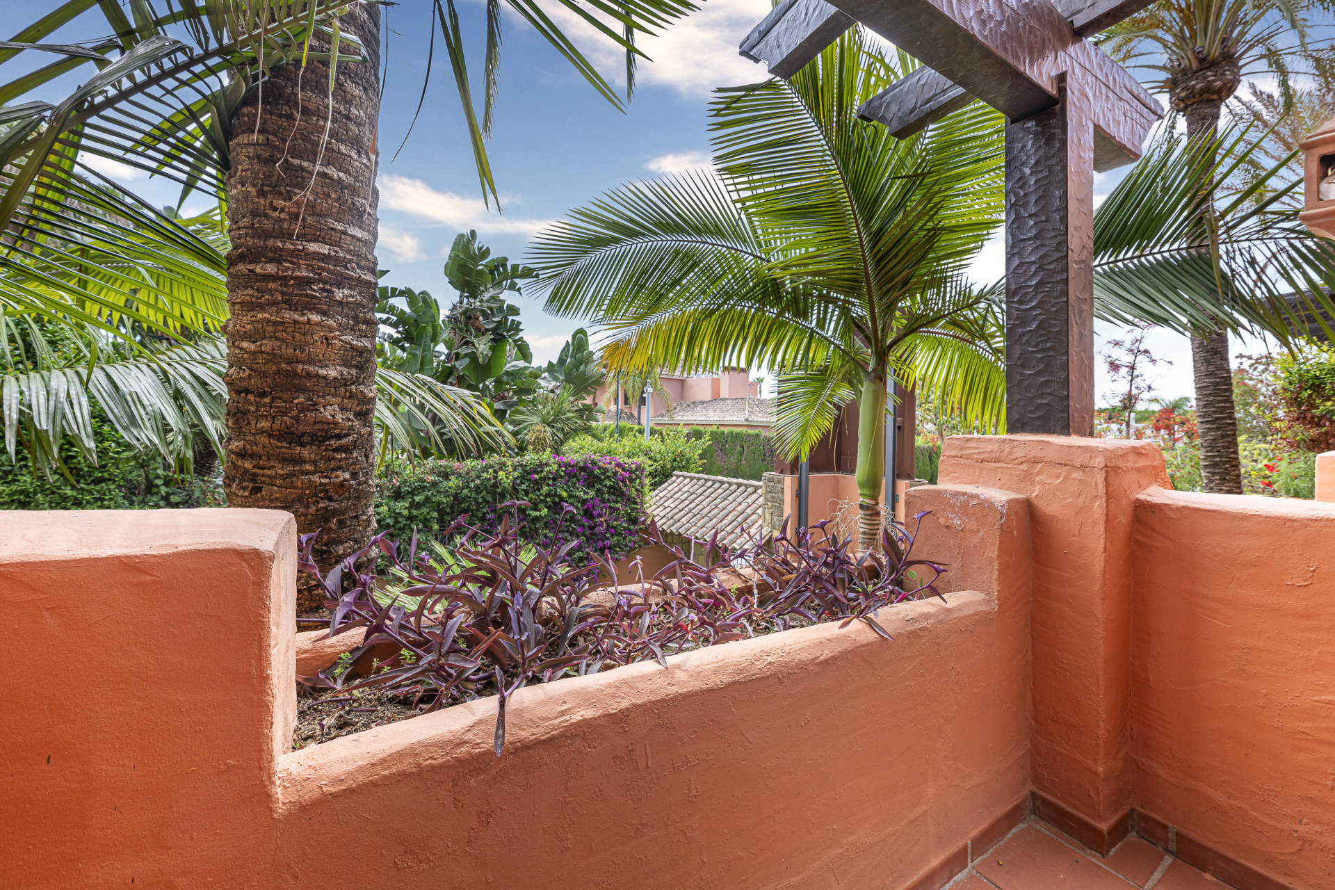 Elegant Fully Renovated Townhouse in Altos de Puente Romano, Marbella’s Prestigious Golden Mile