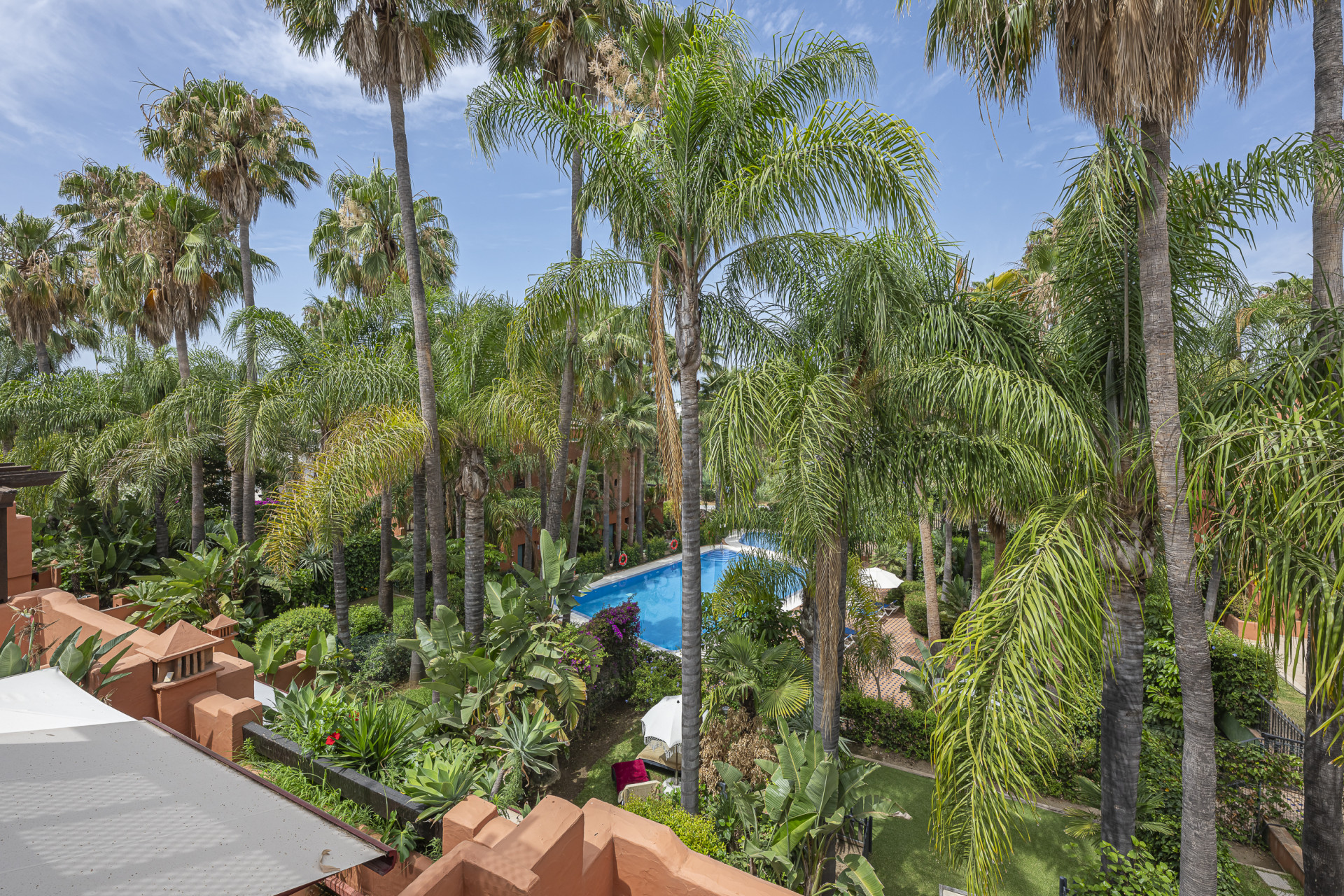 Elegant Fully Renovated Townhouse in Altos de Puente Romano, Marbella’s Prestigious Golden Mile