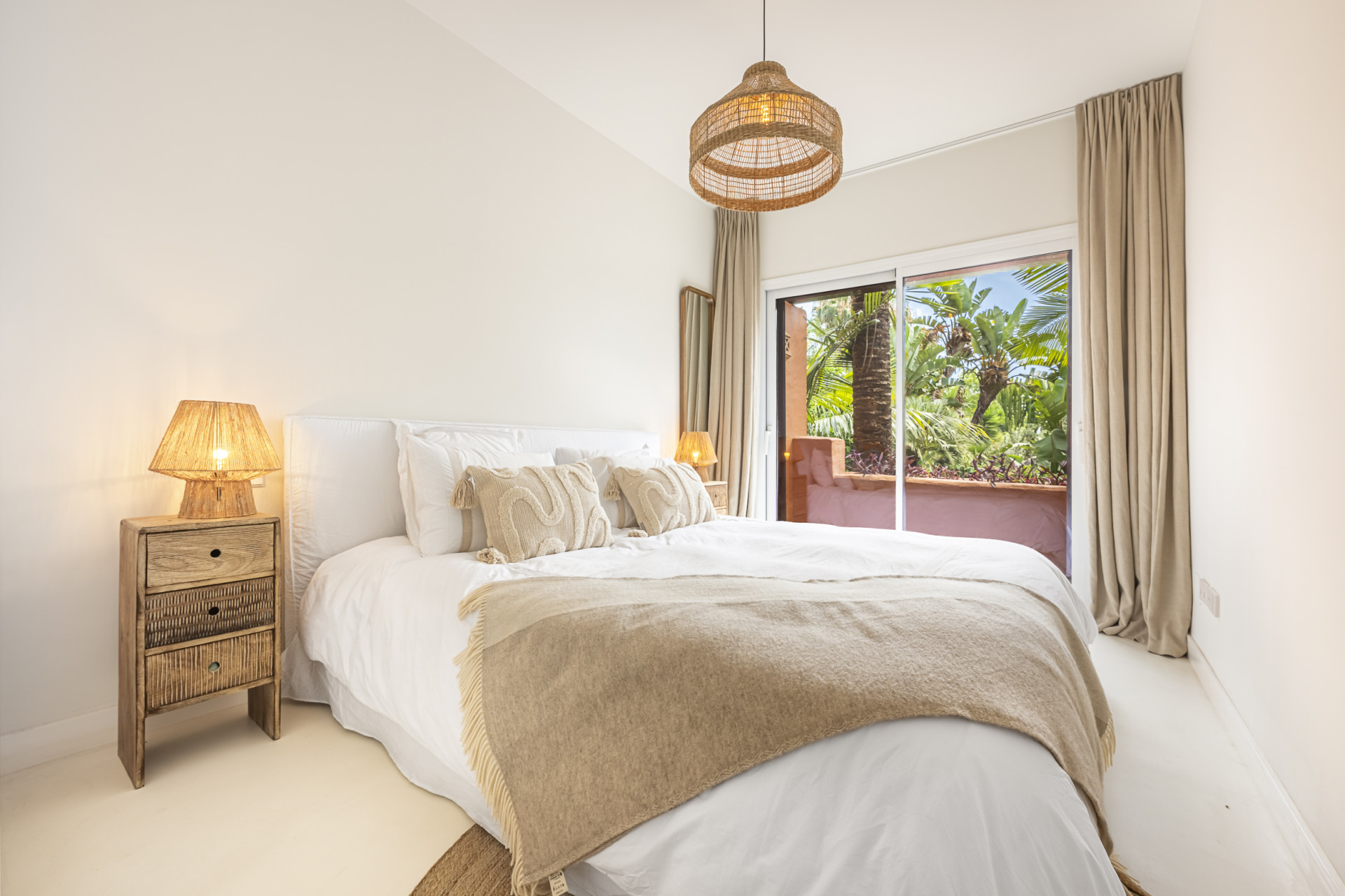 Elegant Fully Renovated Townhouse in Altos de Puente Romano, Marbella’s Prestigious Golden Mile