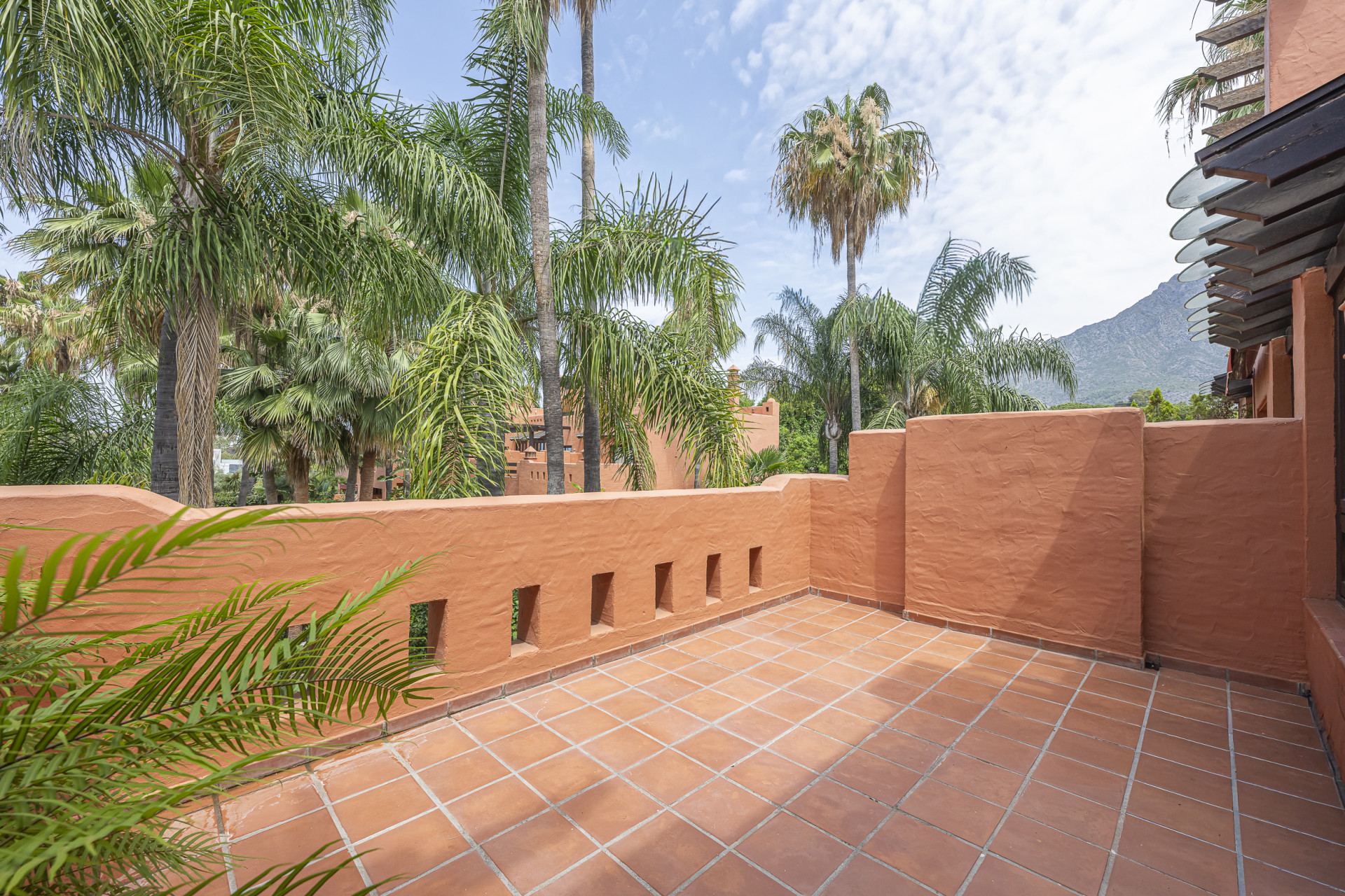 Elegant Fully Renovated Townhouse in Altos de Puente Romano, Marbella’s Prestigious Golden Mile