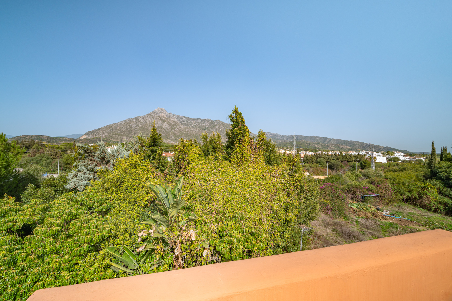 Elegant Fully Renovated Townhouse in Altos de Puente Romano, Marbella’s Prestigious Golden Mile
