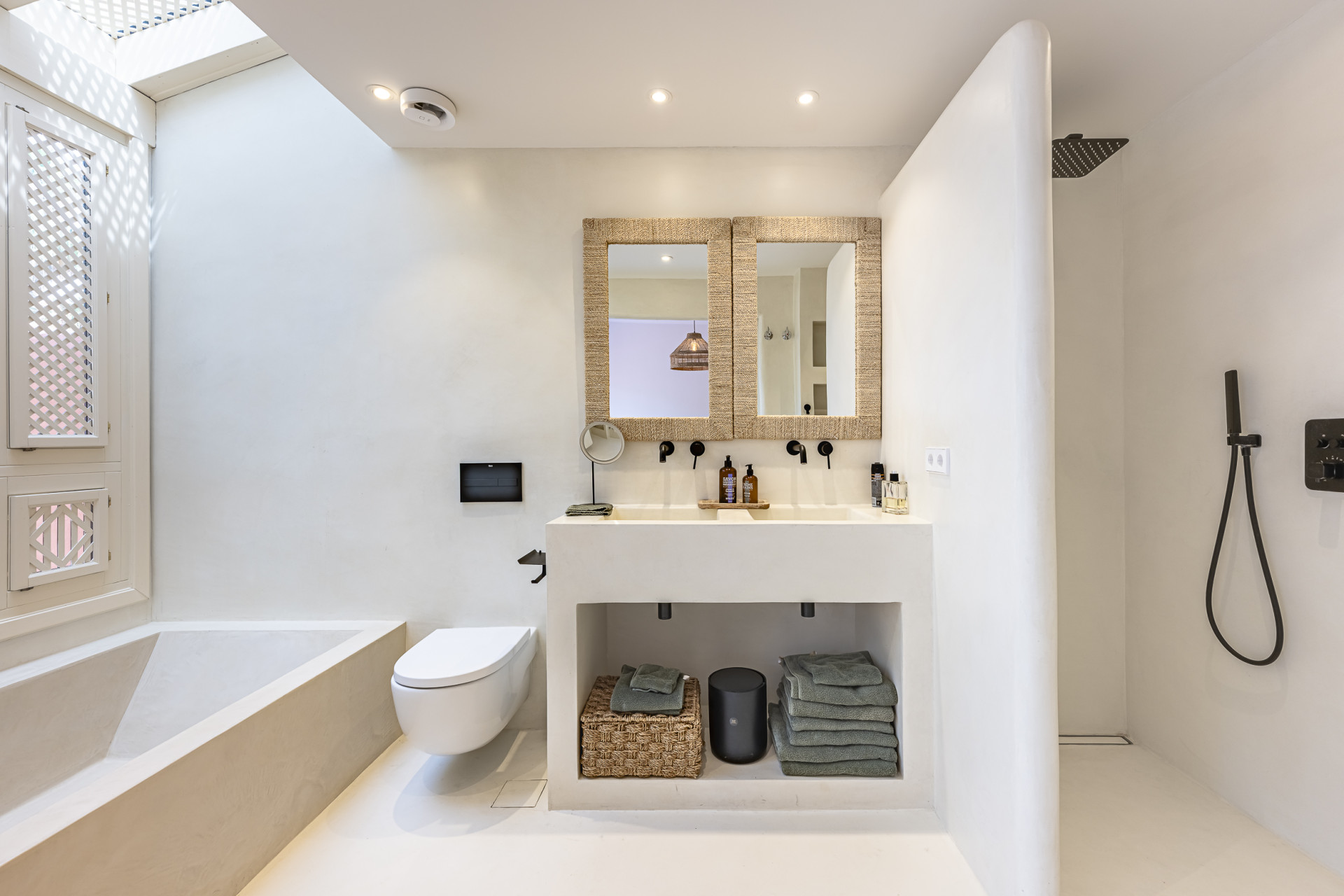 Elegant Fully Renovated Townhouse in Altos de Puente Romano, Marbella’s Prestigious Golden Mile