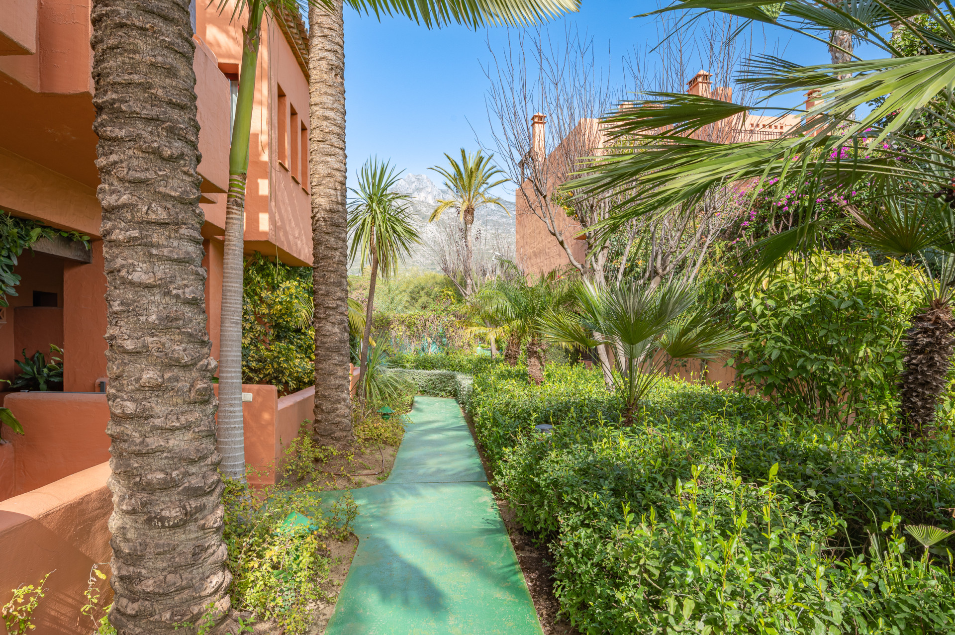 Elegant Fully Renovated Townhouse in Altos de Puente Romano, Marbella’s Prestigious Golden Mile