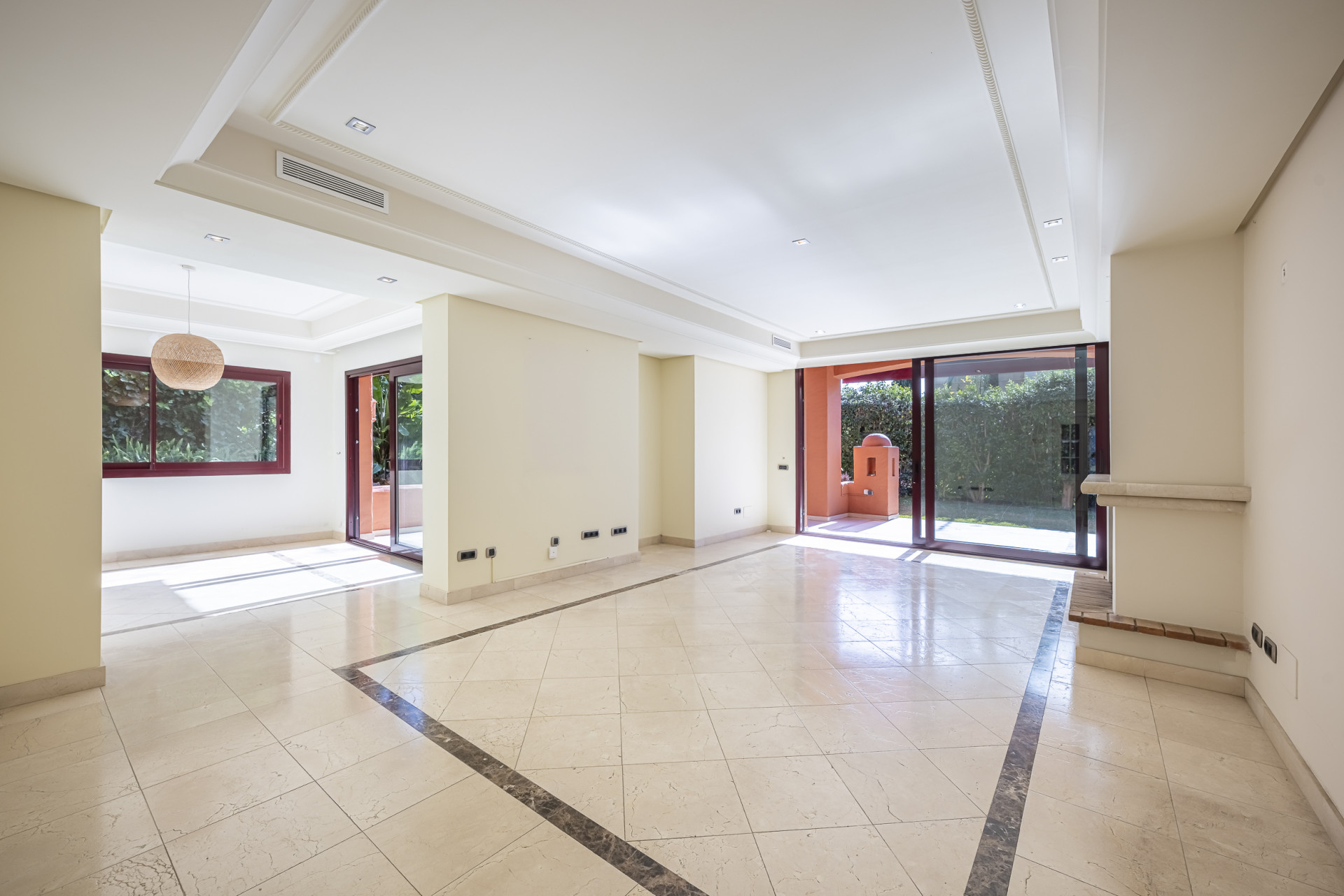 Elegant Mediterranean-Style Townhouse with Spacious Garden on Marbella’s Exclusive Golden Mile