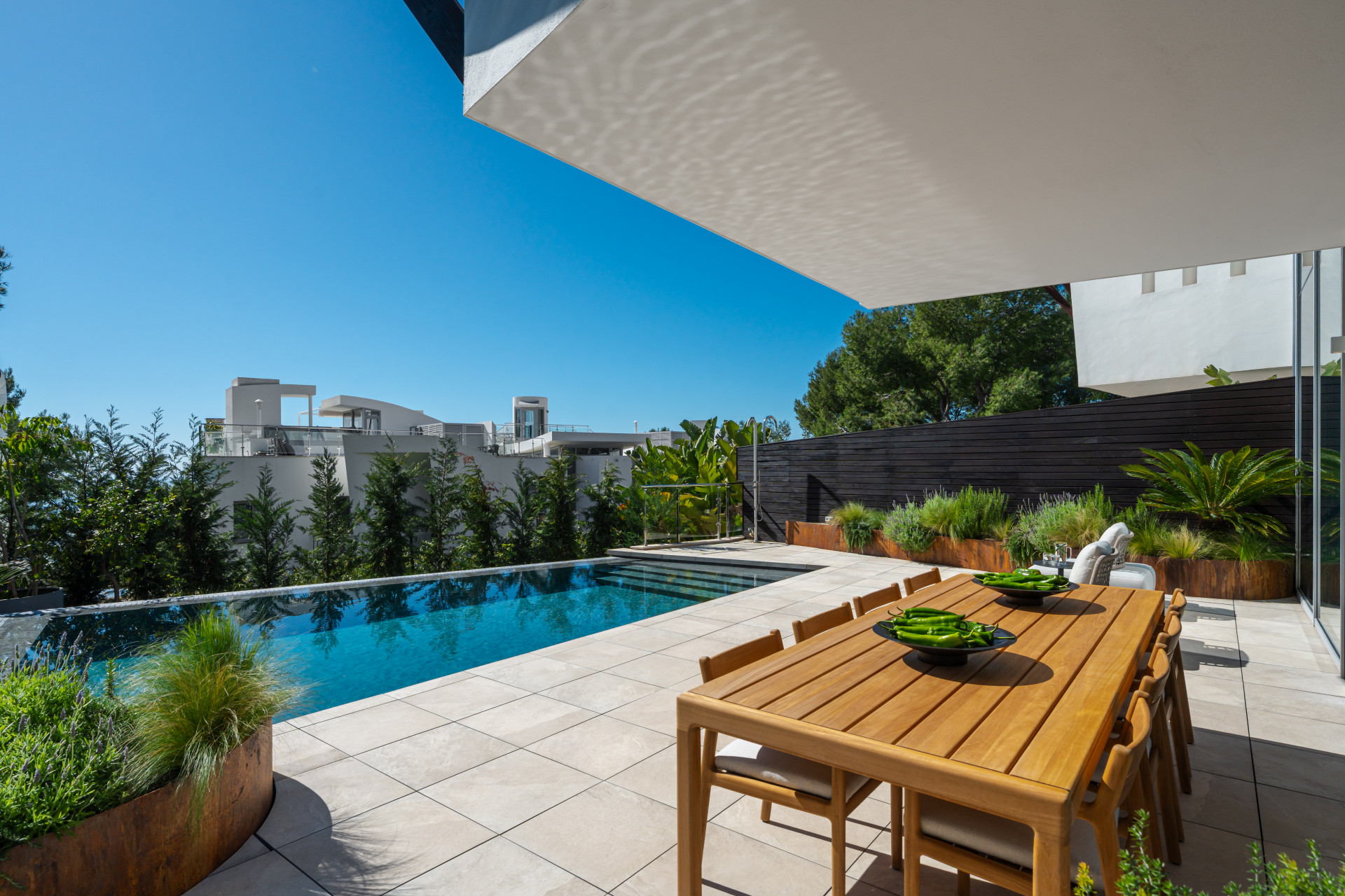 Contemporary Hillside Living on Golden Mile