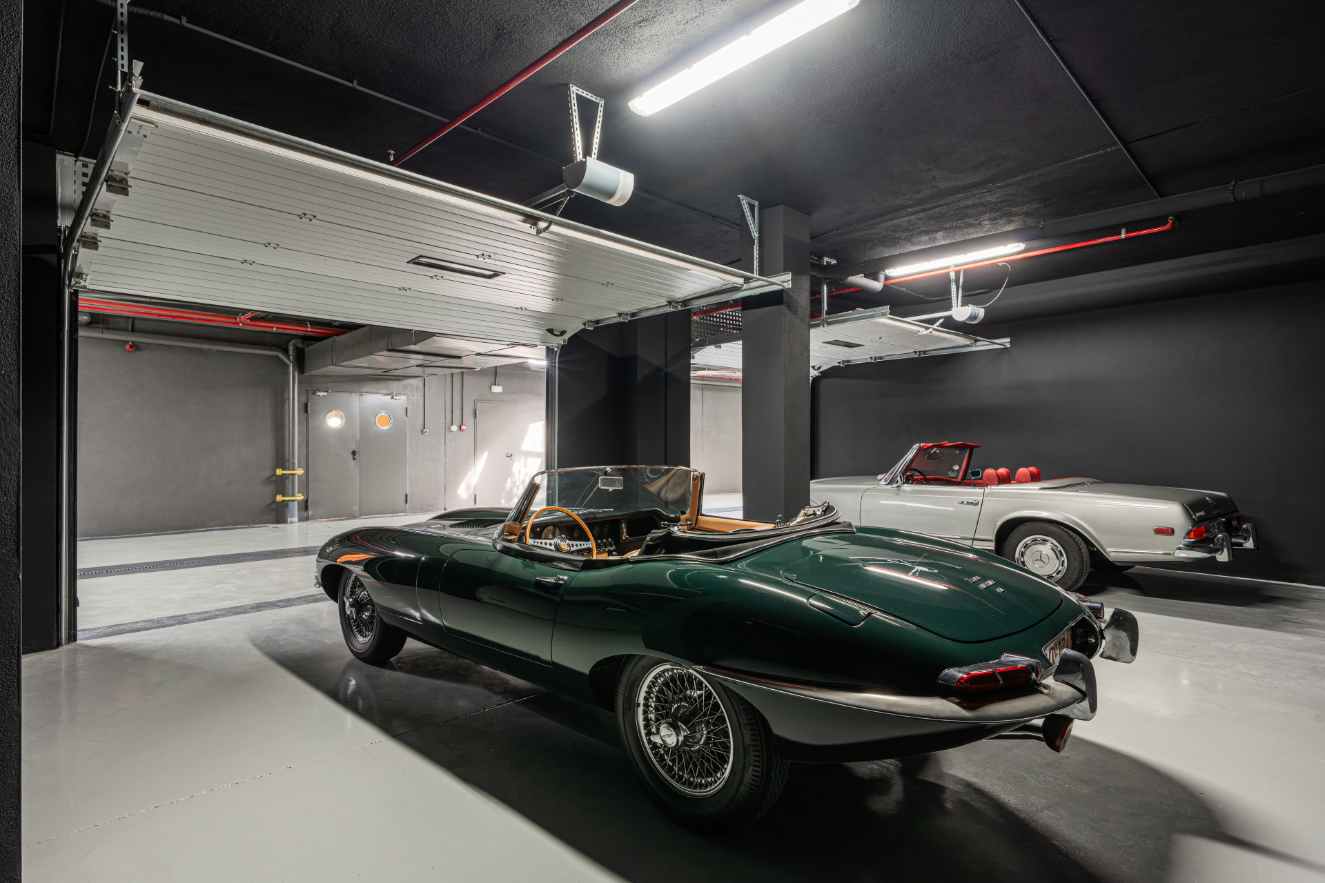 Contemporary Hillside Living on Golden Mile