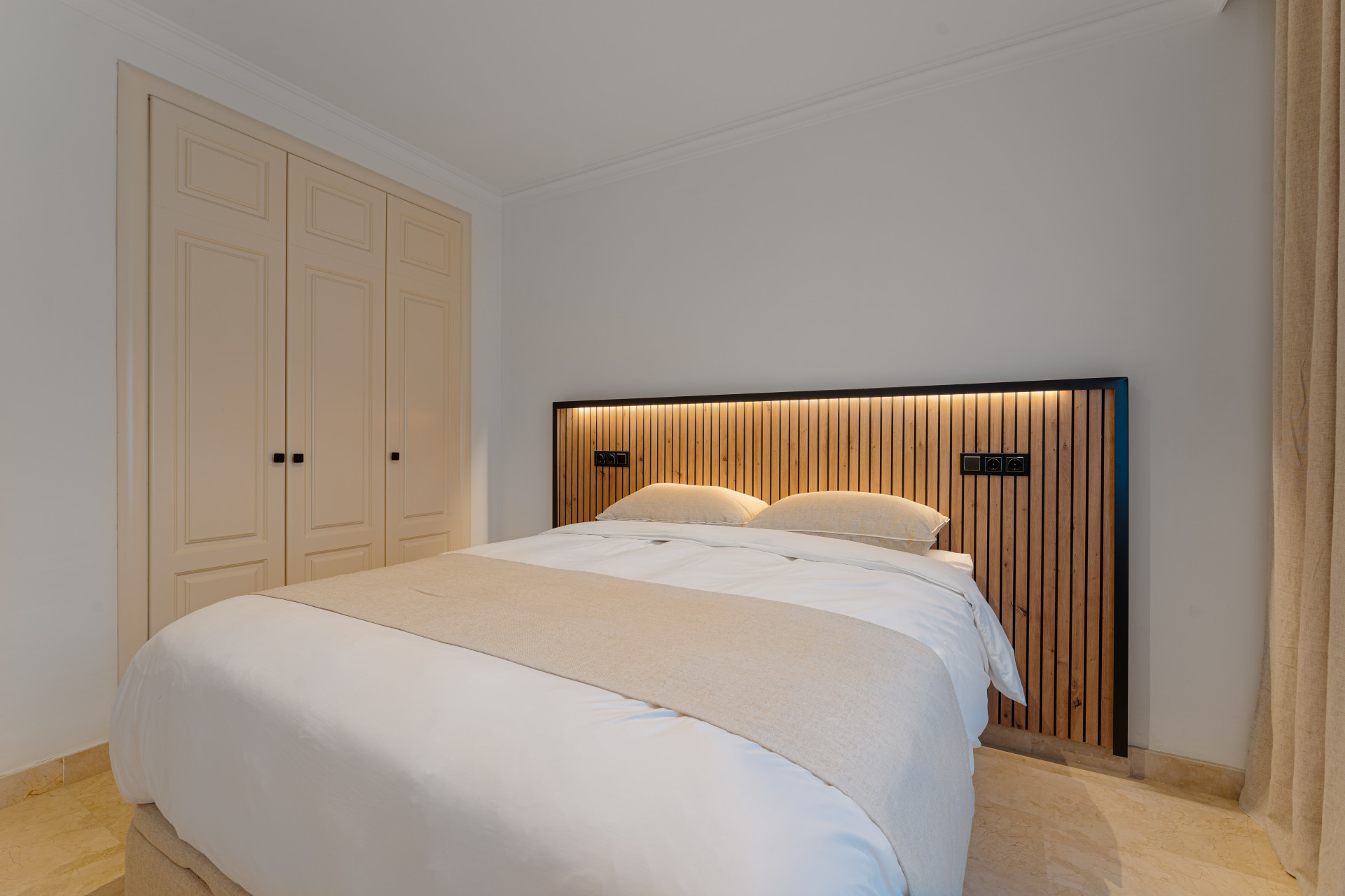 A beautiful, newly refurbished three-bedroom flat in Sierra Blanca