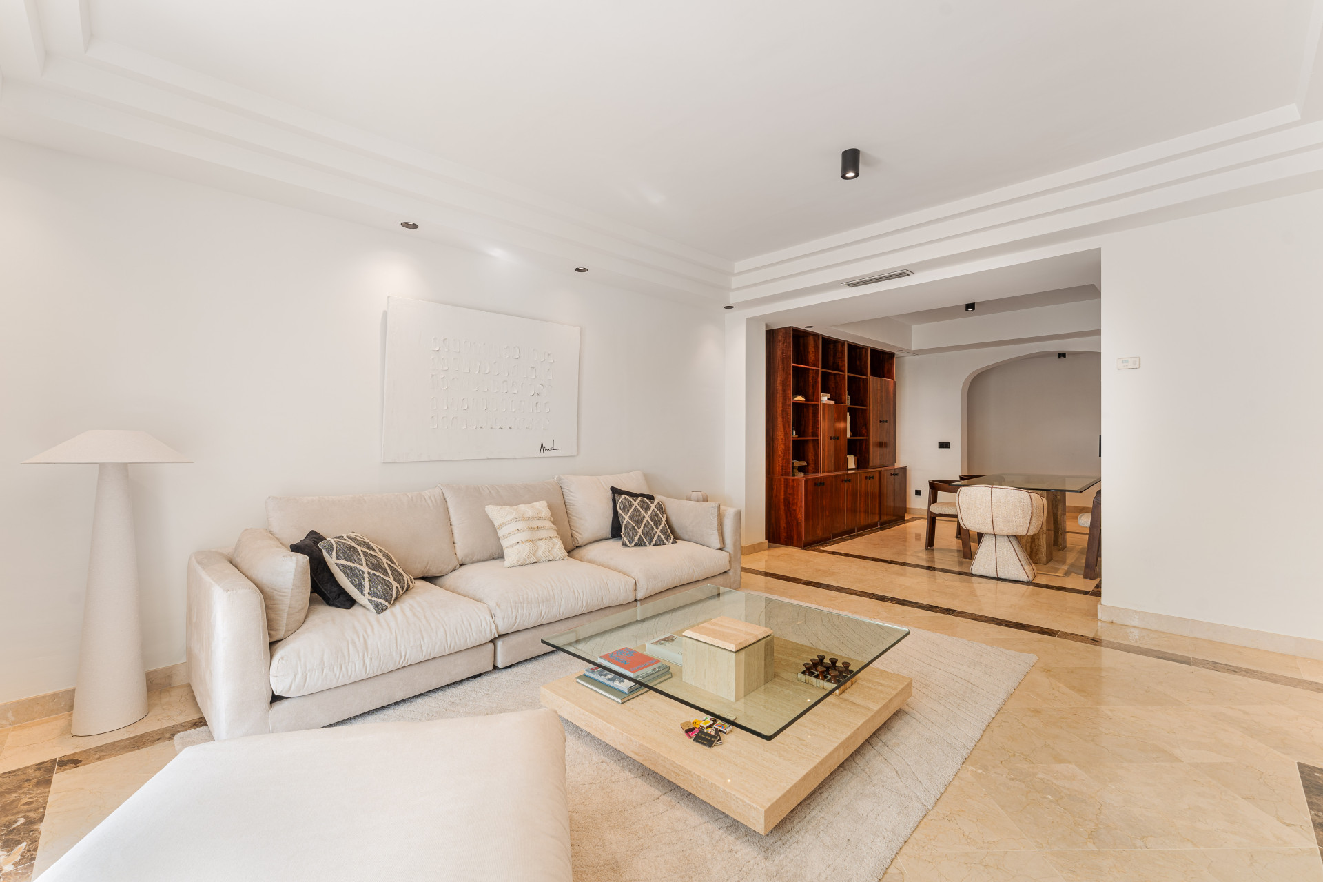 A beautiful, newly refurbished three-bedroom flat in Sierra Blanca