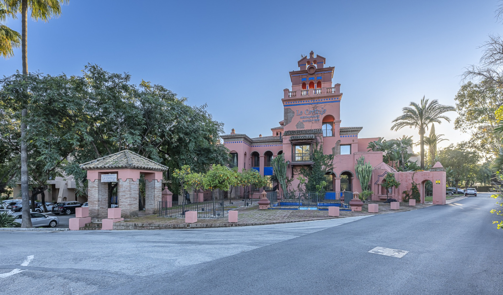 Elegant Duplex Penthouse with Expansive Terraces and Panoramic Views in Estepona