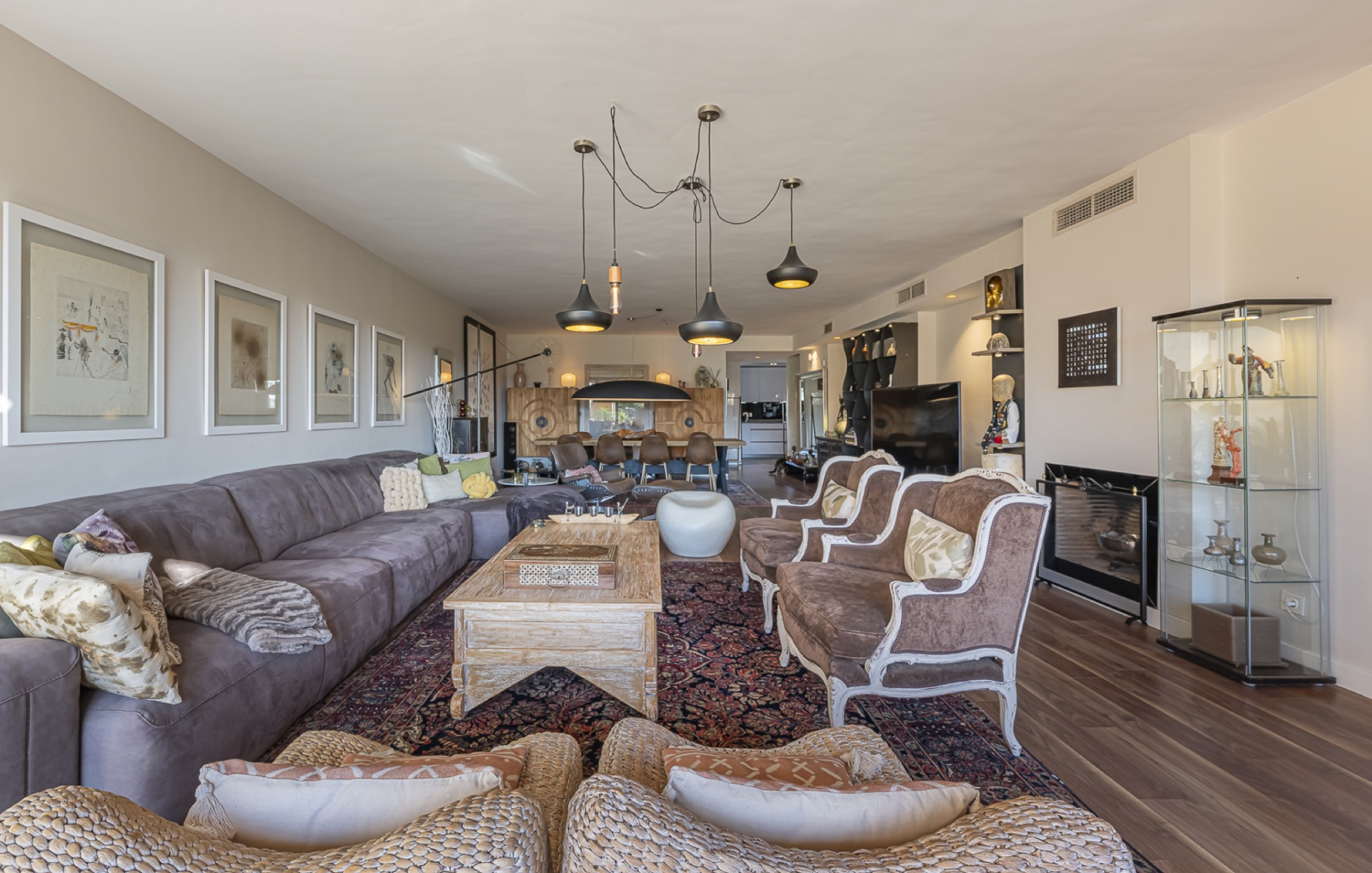 Elegant Duplex Penthouse with Expansive Terraces and Panoramic Views in Estepona
