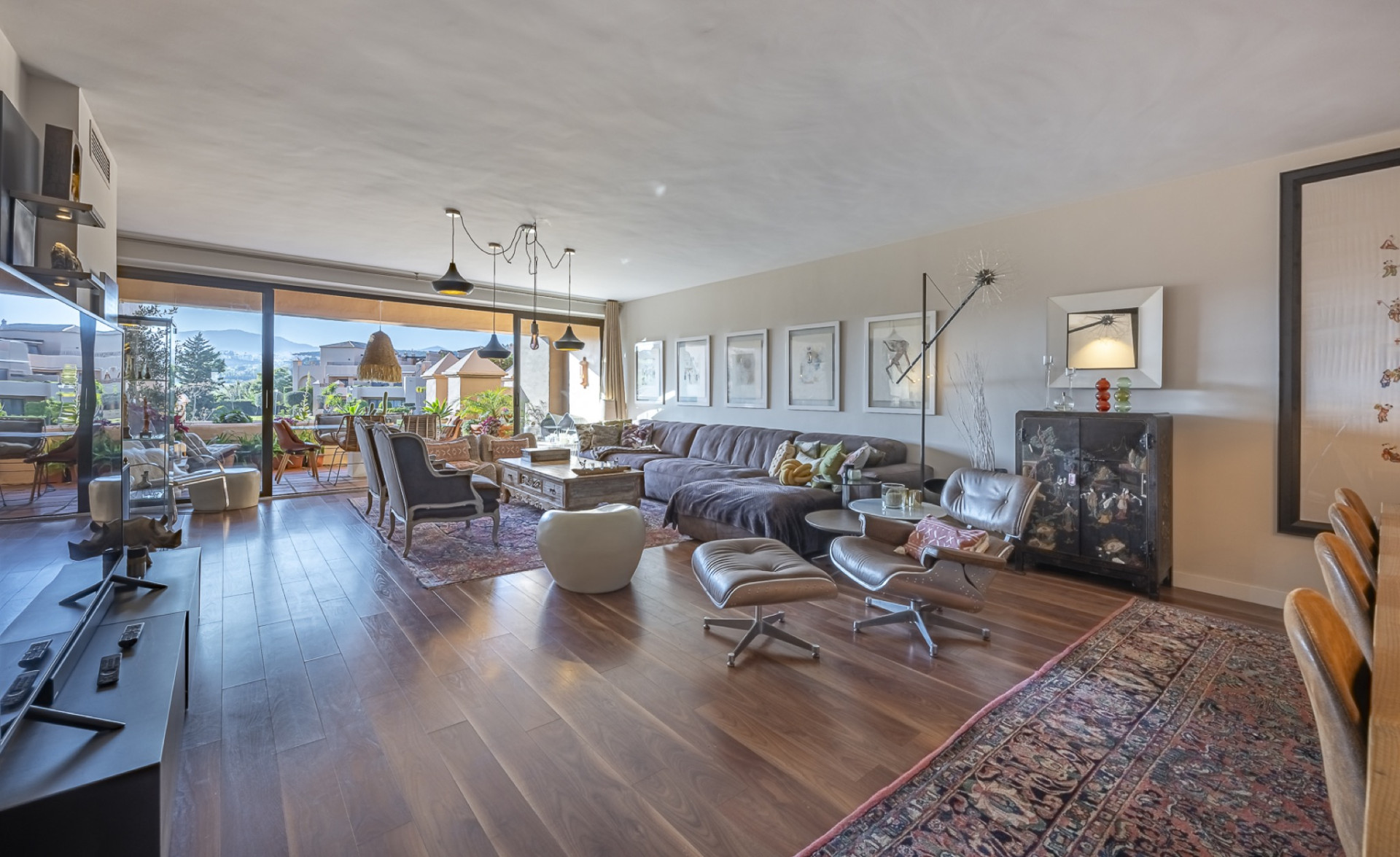 Elegant Duplex Penthouse with Expansive Terraces and Panoramic Views in Estepona