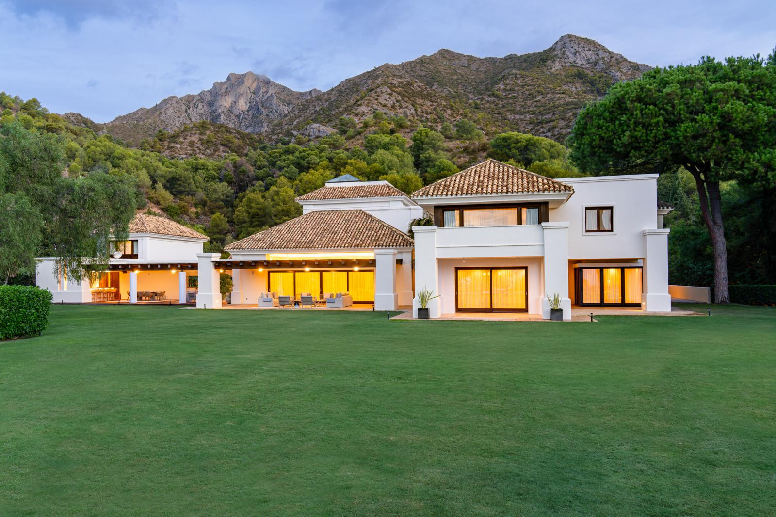 Stunning Villa Privée on Marbella’s Golden Mile with Panoramic Views