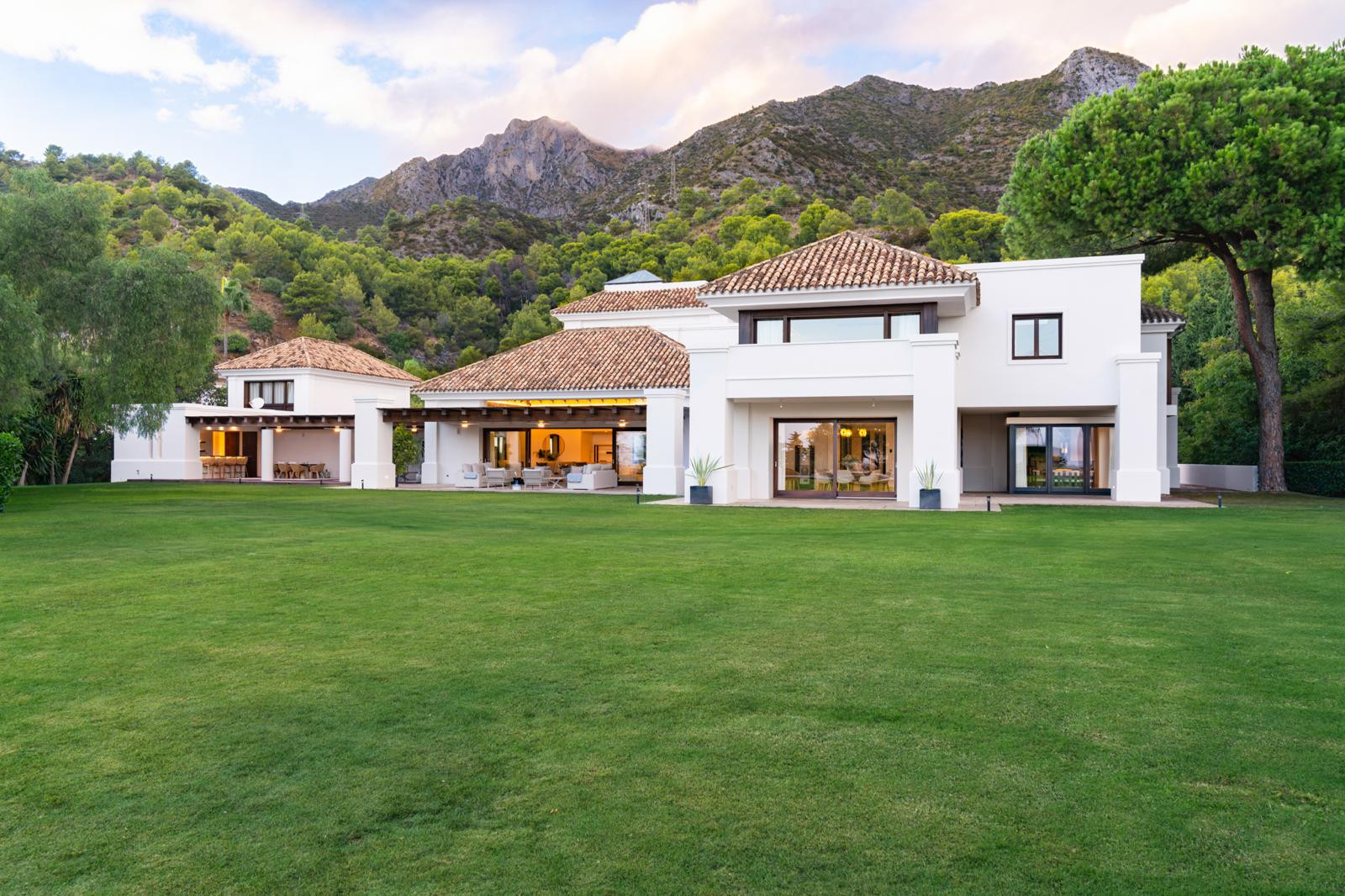 Stunning Villa Privée on Marbella’s Golden Mile with Panoramic Views