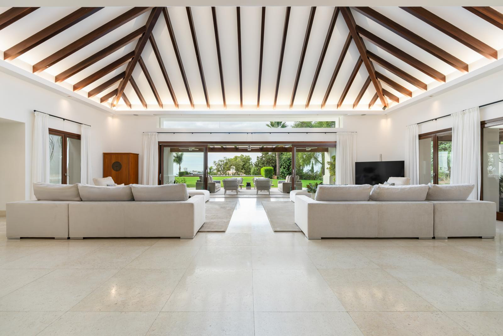 Stunning Villa Privée on Marbella’s Golden Mile with Panoramic Views