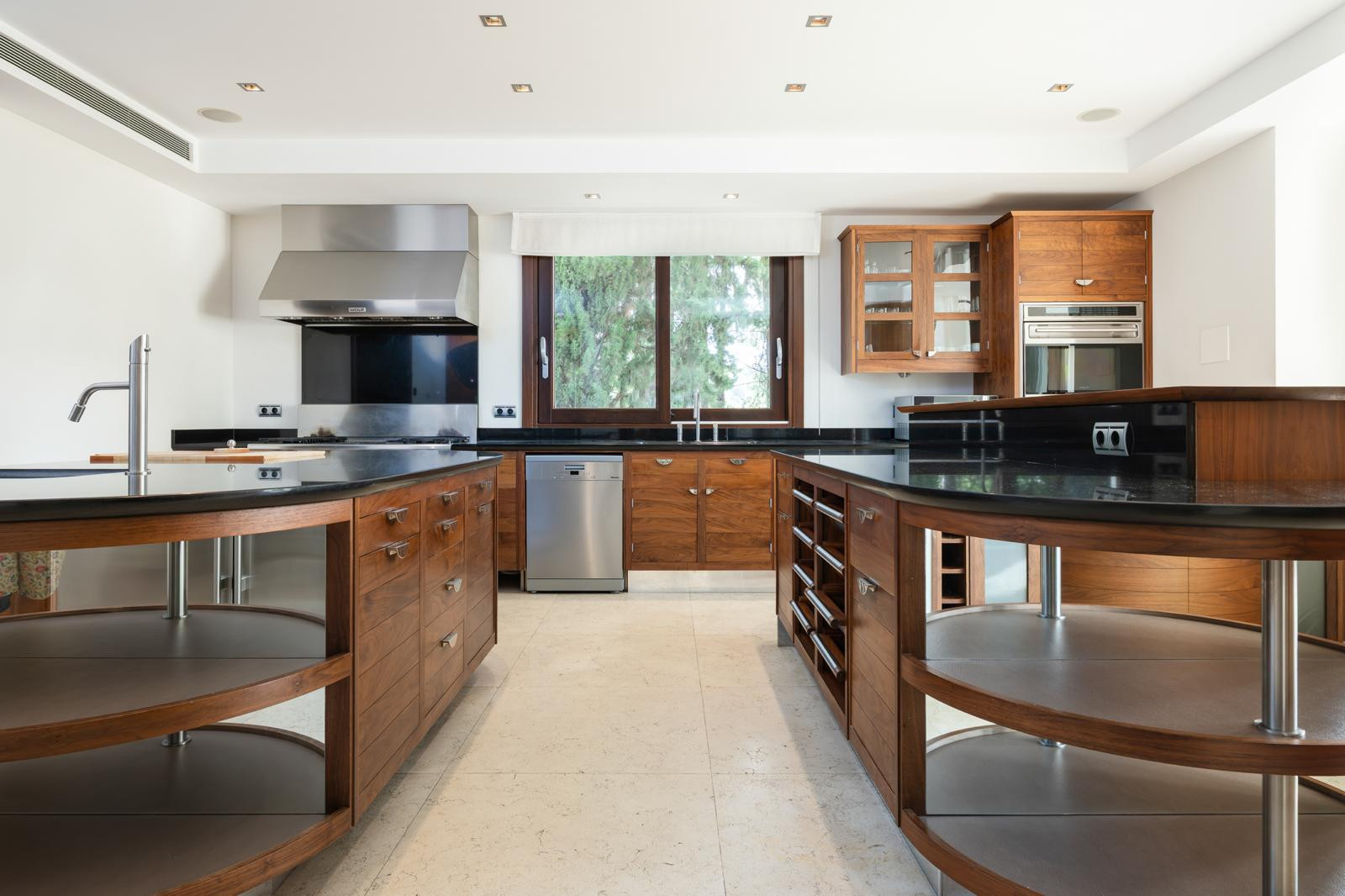 Stunning Villa Privée on Marbella’s Golden Mile with Panoramic Views