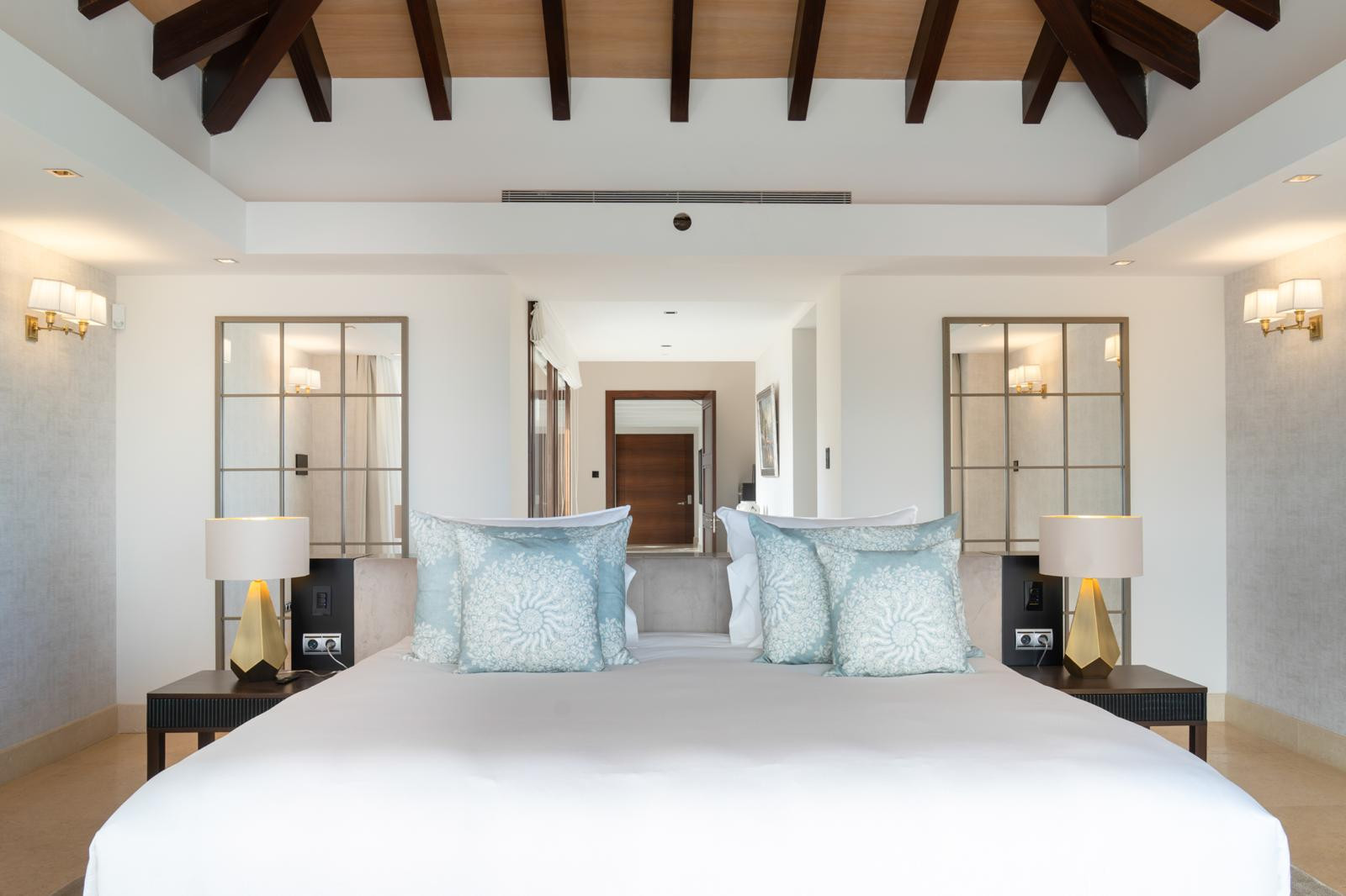 Stunning Villa Privée on Marbella’s Golden Mile with Panoramic Views