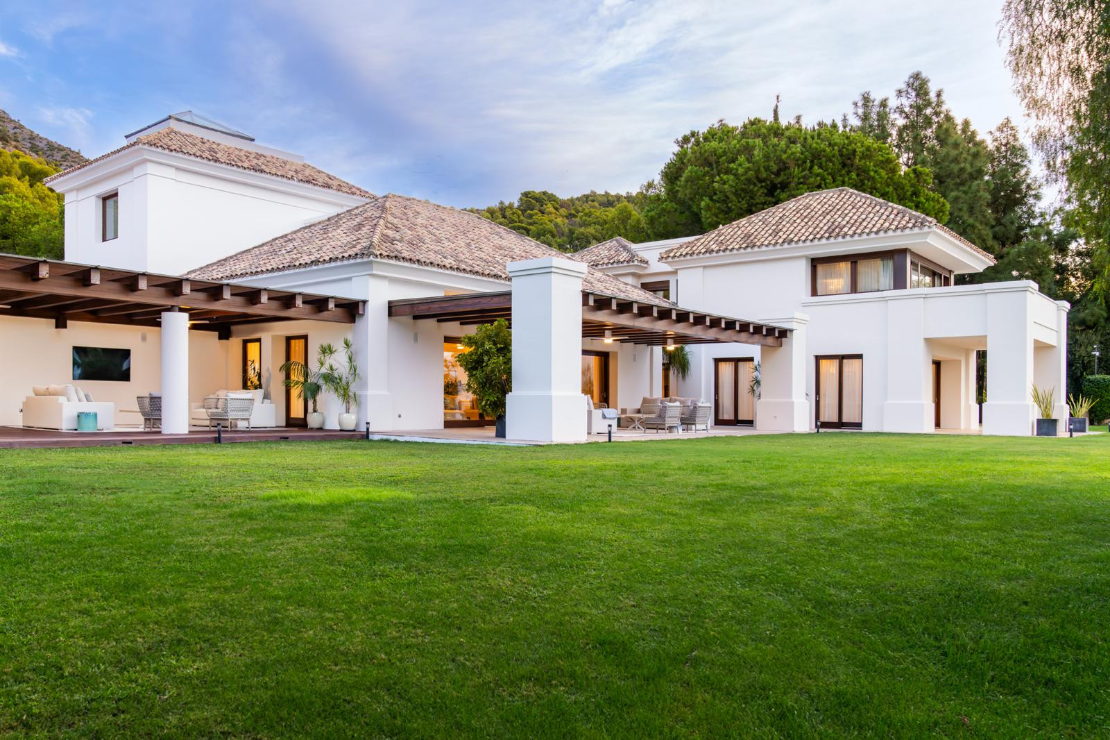 Stunning Villa Privée on Marbella’s Golden Mile with Panoramic Views