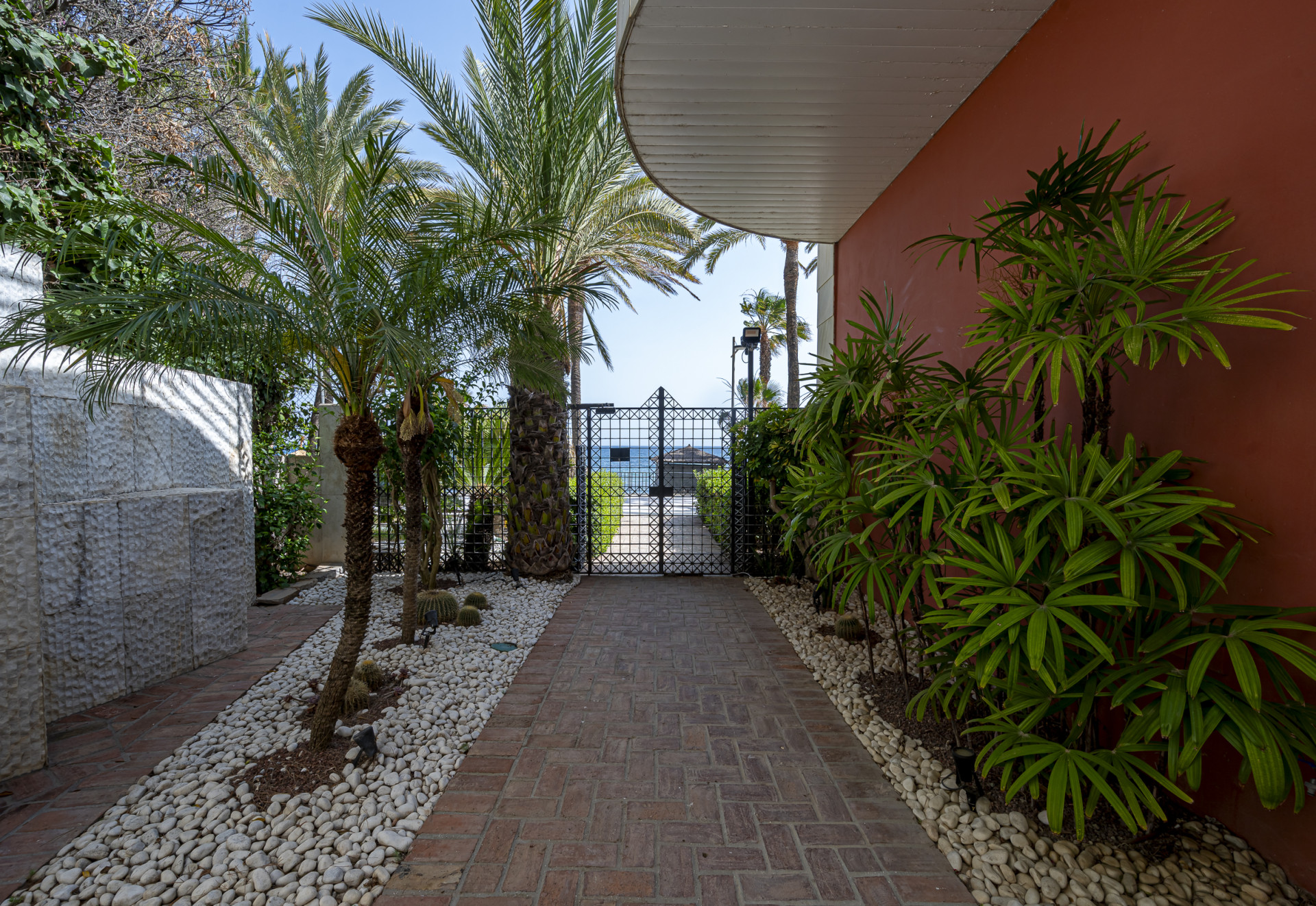 Two-bedroom apartment for rent with sea views in Marina Mariola