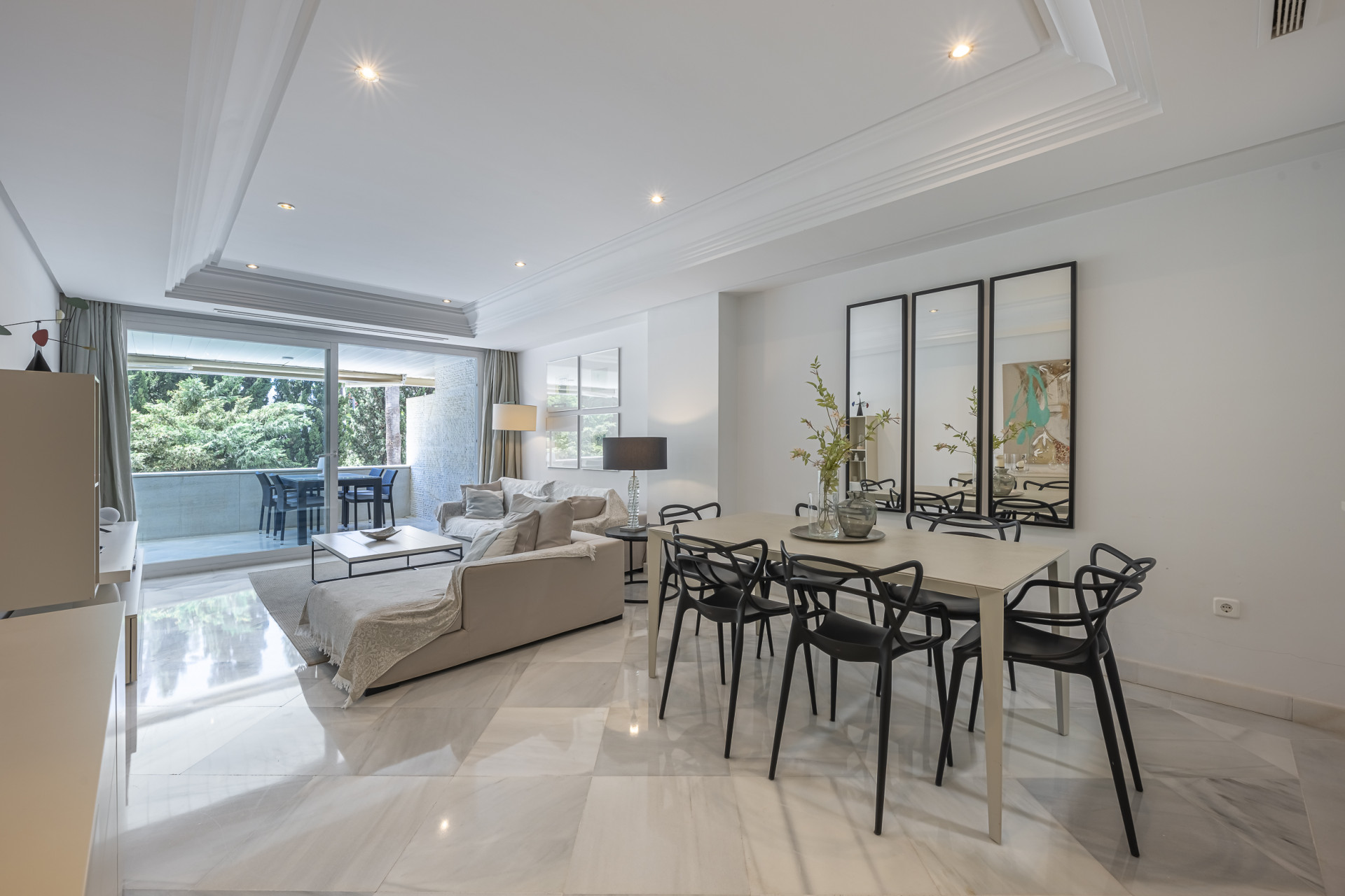 Two-bedroom apartment for rent with sea views in Marina Mariola