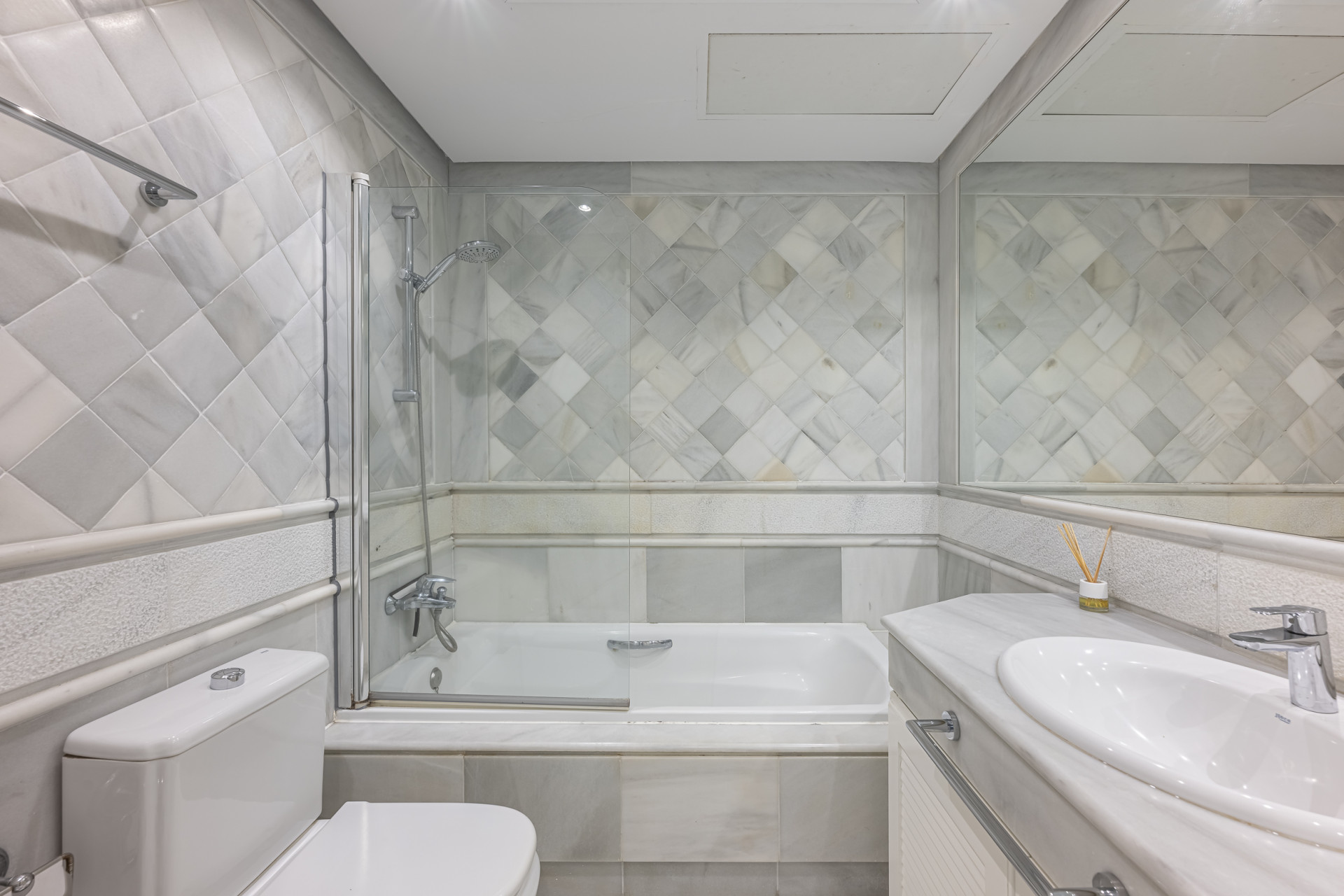 Two-bedroom apartment for rent with sea views in Marina Mariola