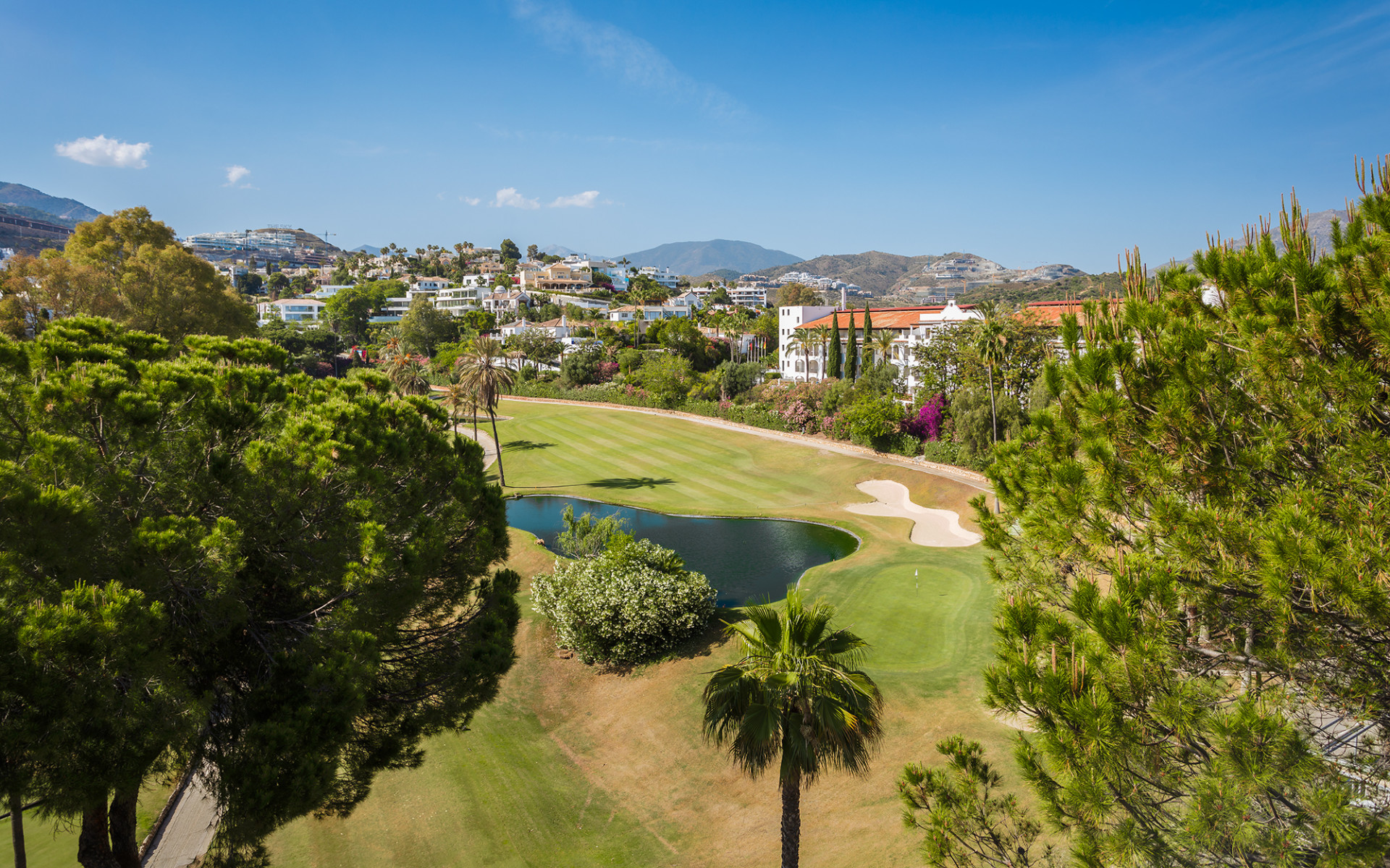 Frontline Golf Luxury Townhouse