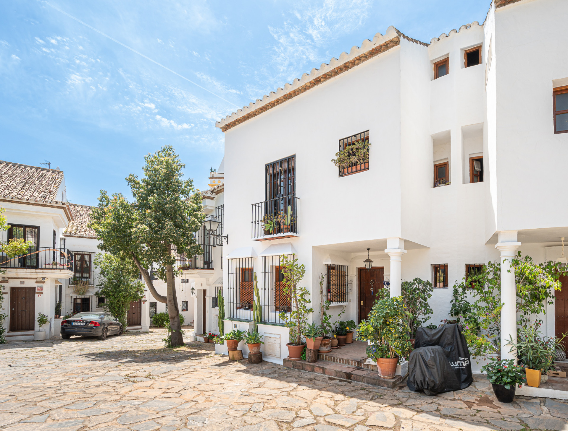 Three-bedroom townhouse with views in the best residential area of Nagueles