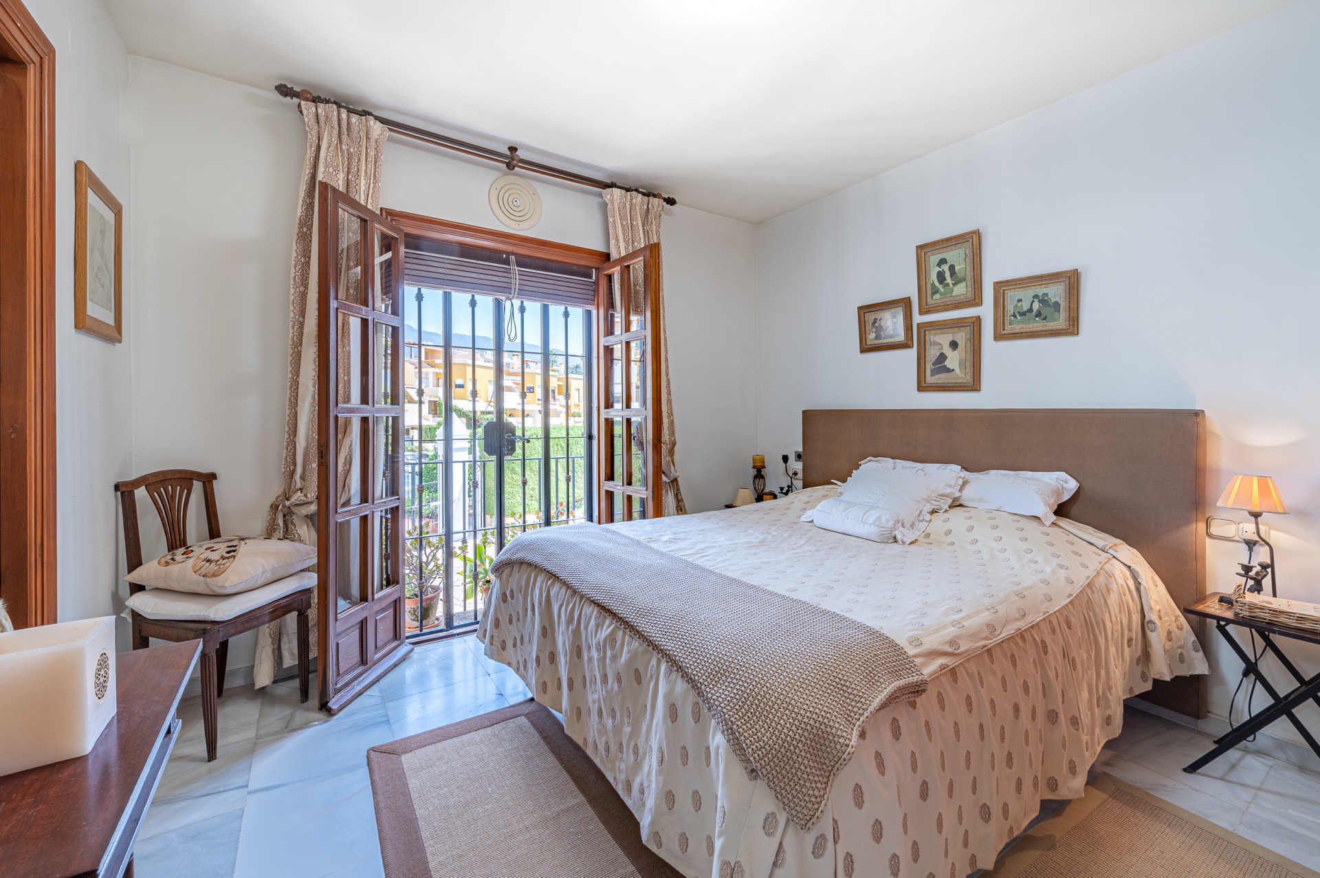 Three-bedroom townhouse with views in the best residential area of Nagueles