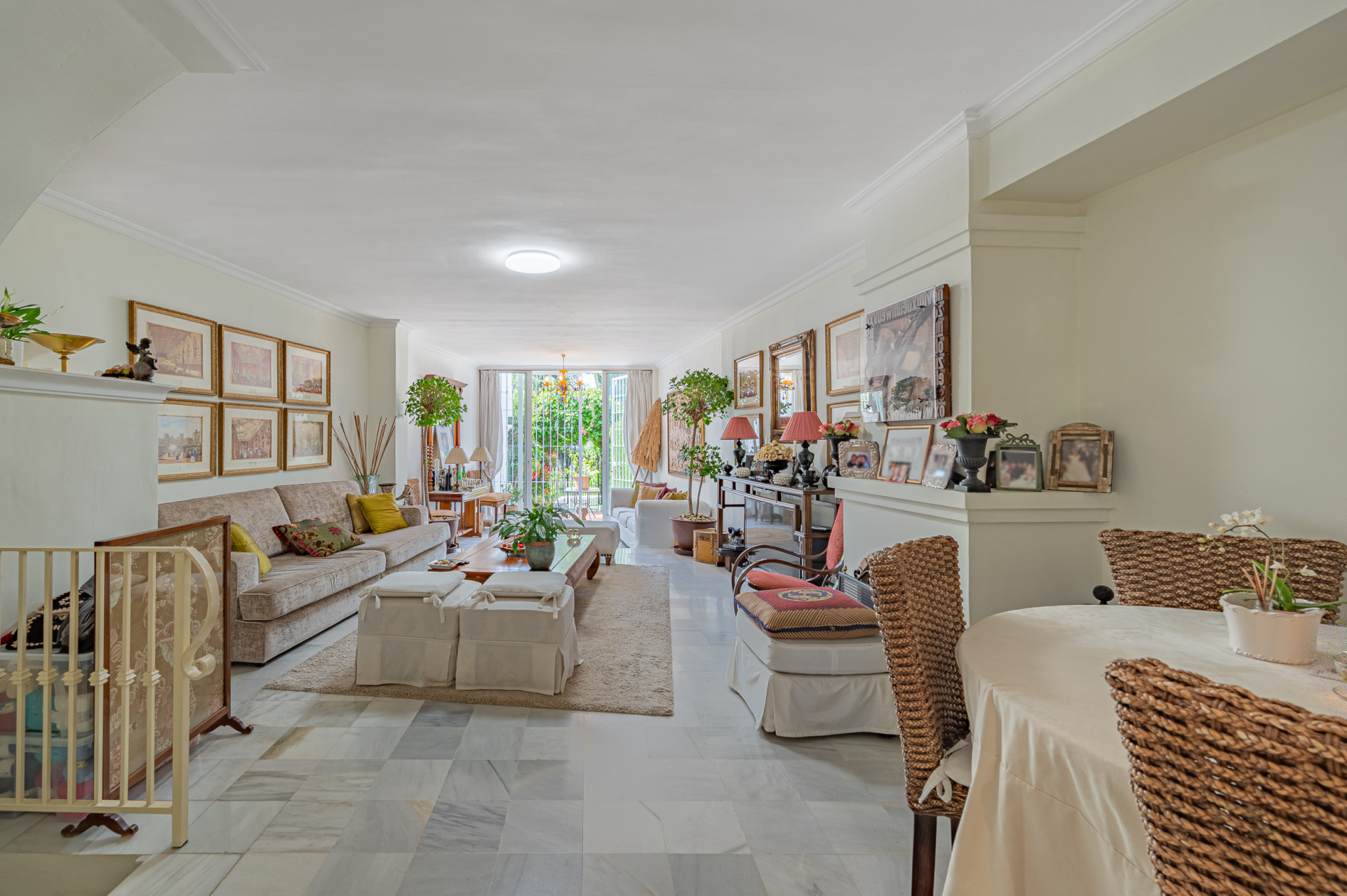 Three-bedroom townhouse with views in the best residential area of Nagueles